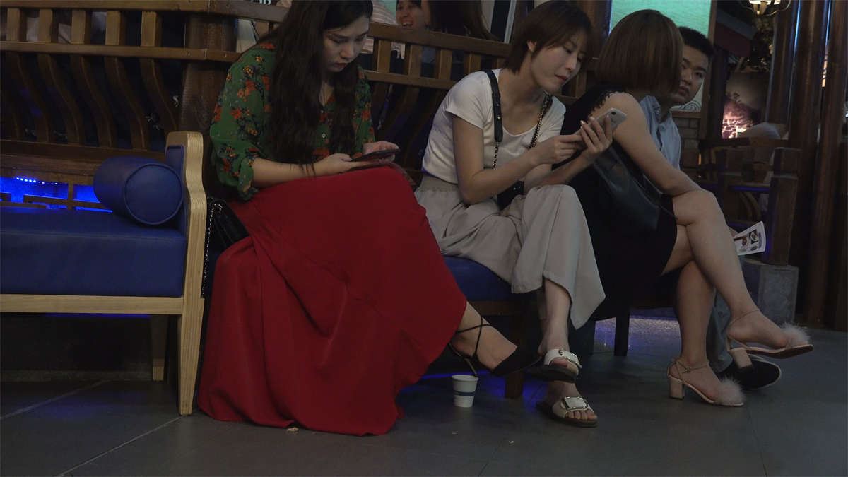 斯文的短发漂亮美女