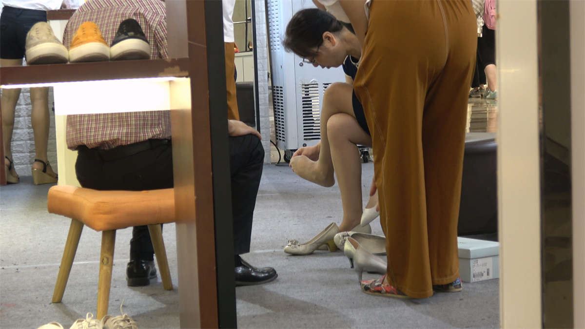 鞋店里的高跟肉丝