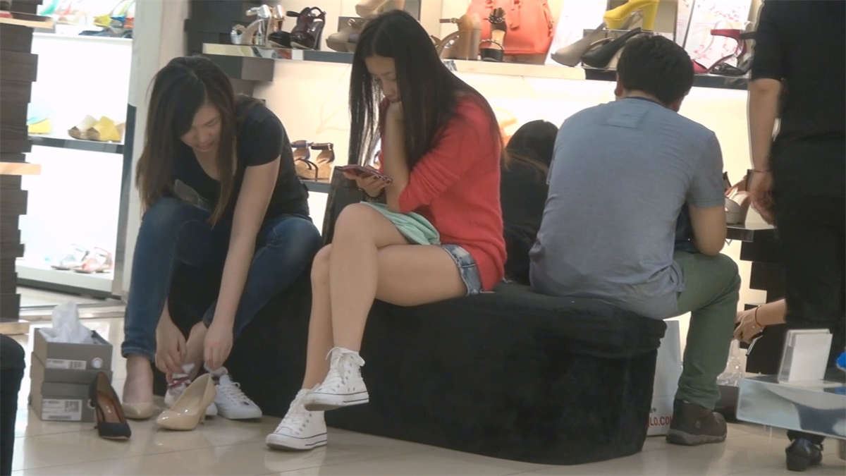 美女好像没睡醒就被拉出来逛街了