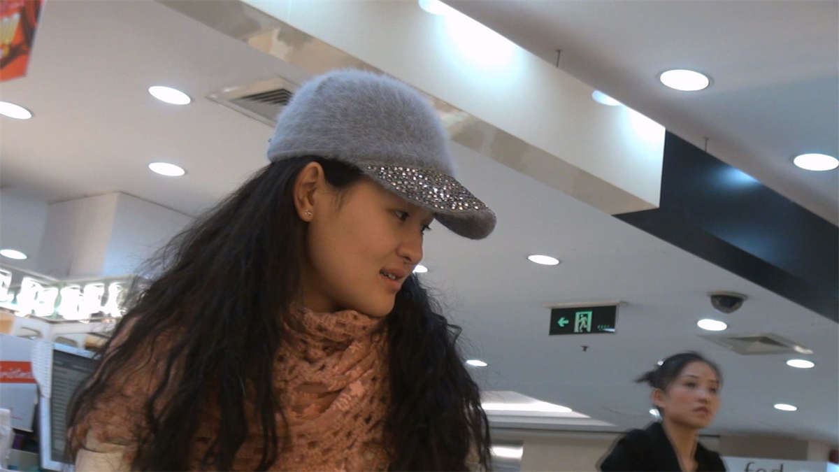 白衣长发女孩的裸足和丝足一次看个够