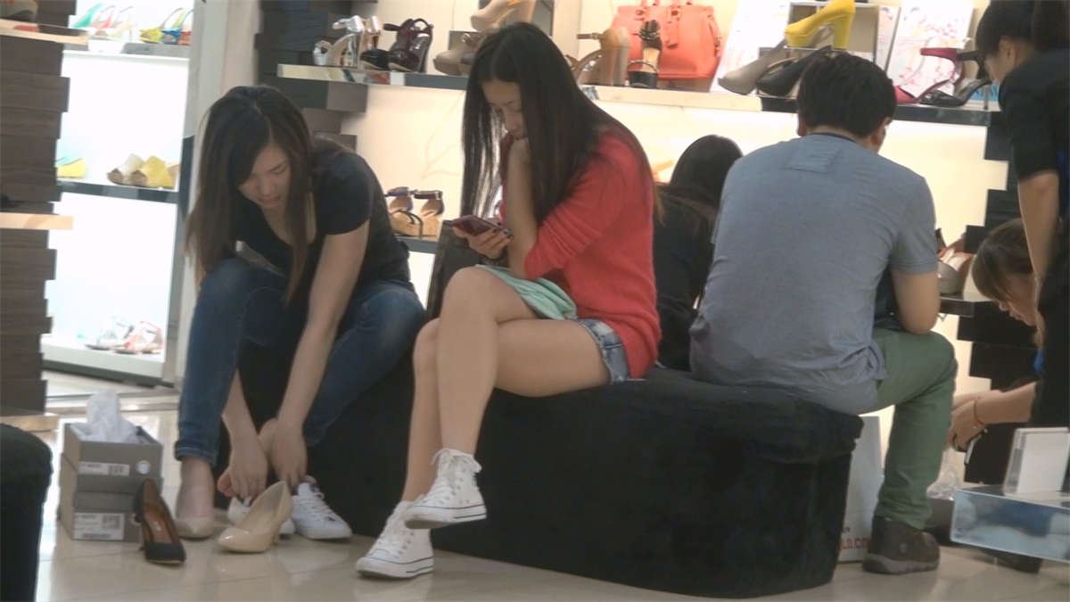 美女好像没睡醒就被拉出来逛街了