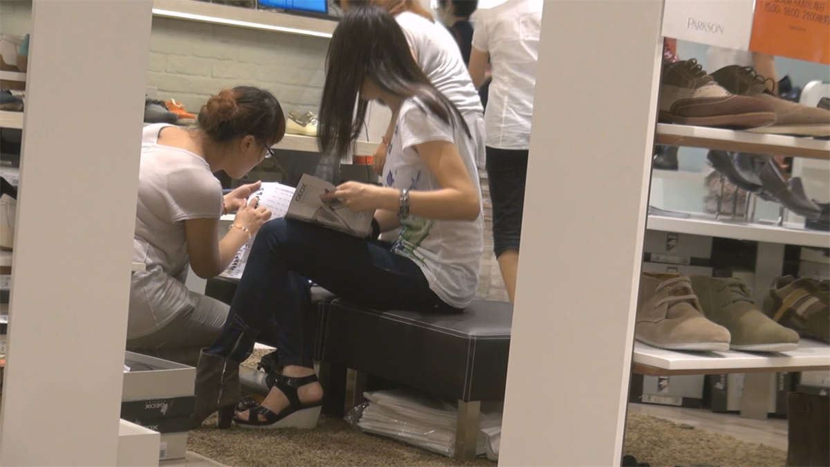 瘦长女孩似乎对新鞋很拿不定主意