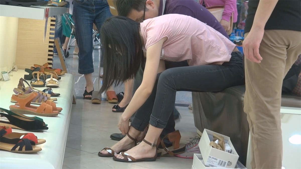夏日里难得一见的精品素足，最后还穿上肉丝试鞋