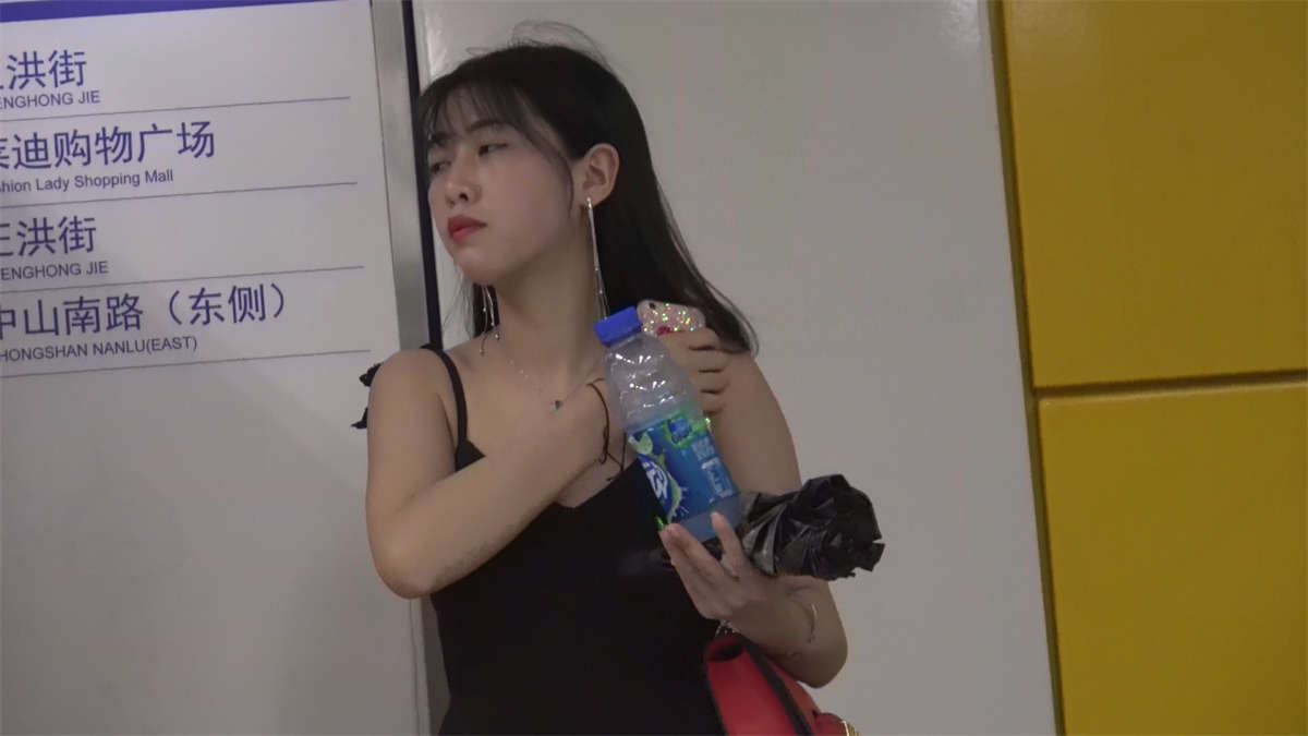 高跟美足标致的靓女