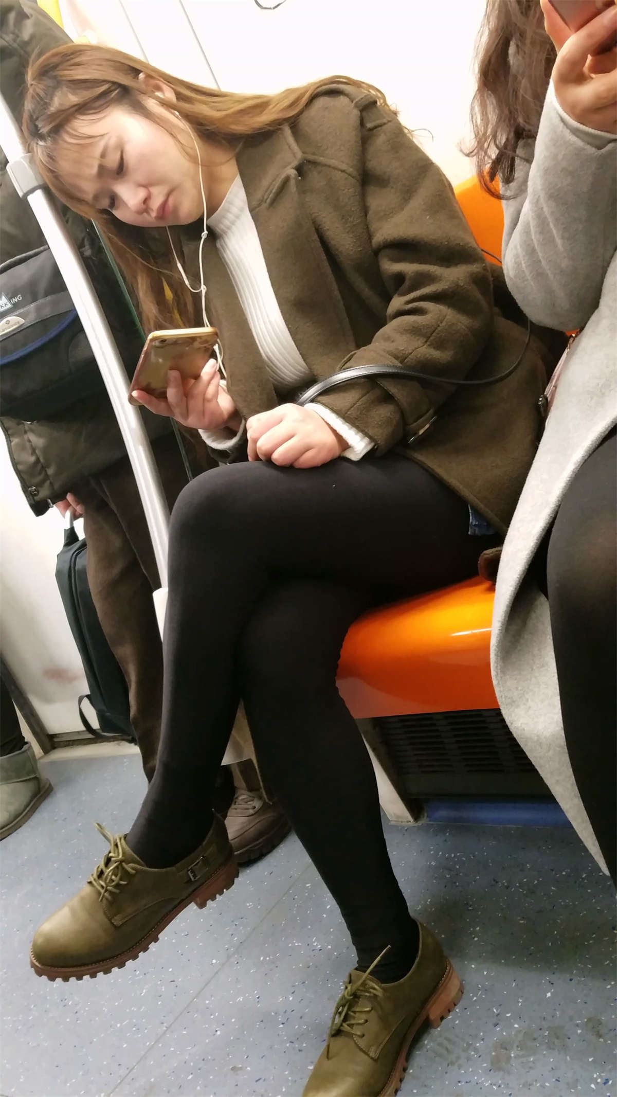 地铁拍摄灰色风衣黑色皮短裤丝袜美眉