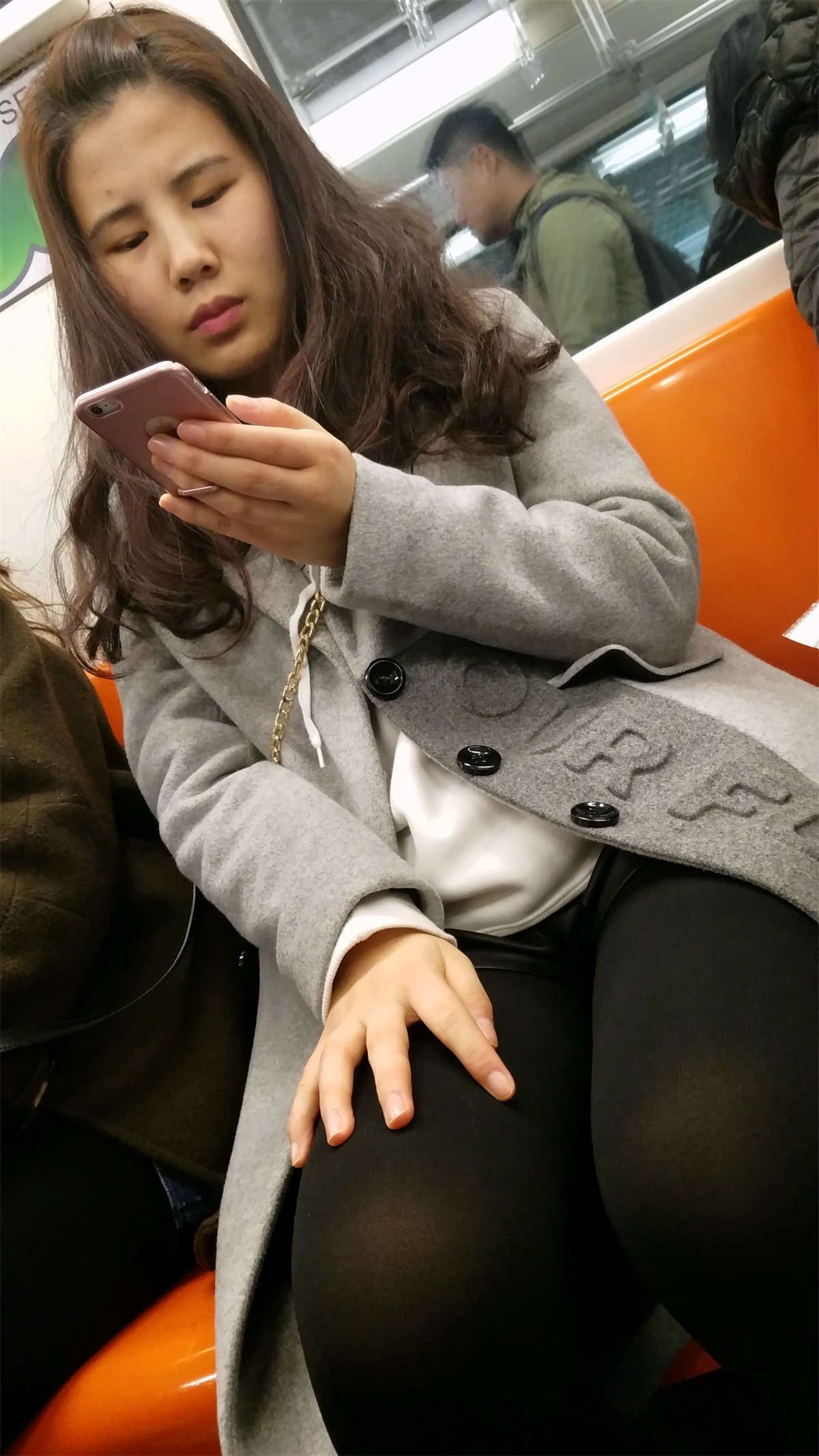 地铁拍摄灰色风衣黑色皮短裤丝袜美眉
