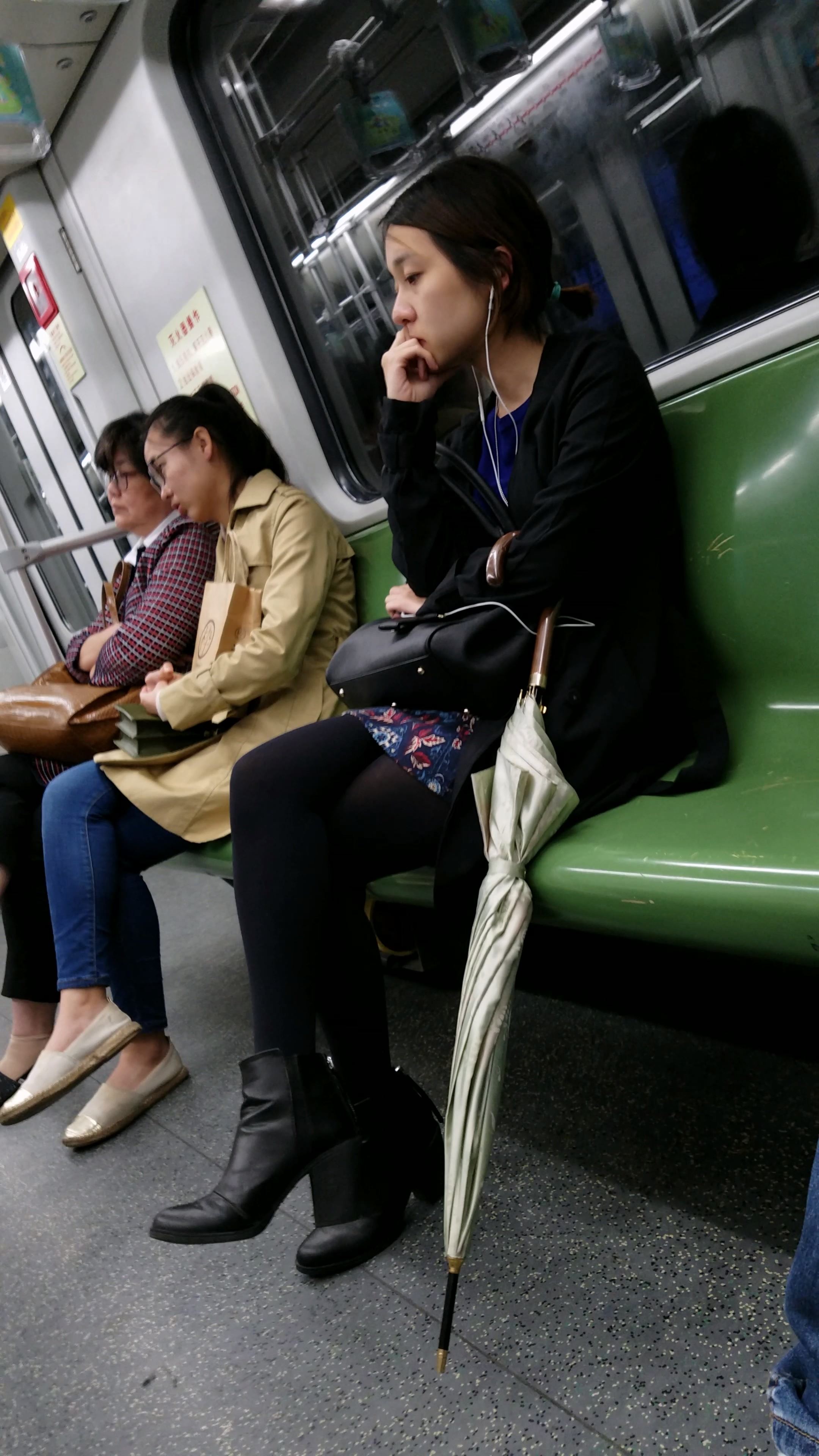 花连衣包臀短裙黑色丝袜好身材少妇