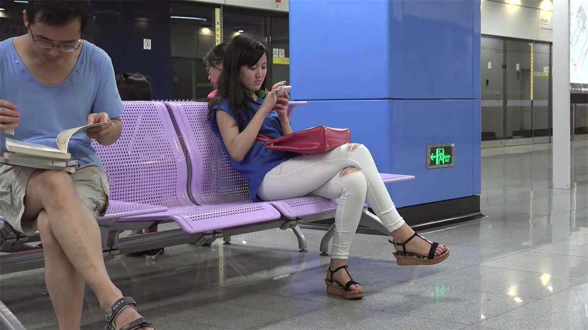 等地铁的时候顺手收了一个妹子