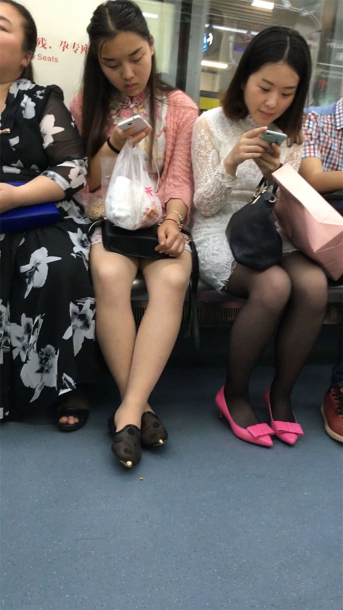 地铁肉丝和黑丝两个都爱