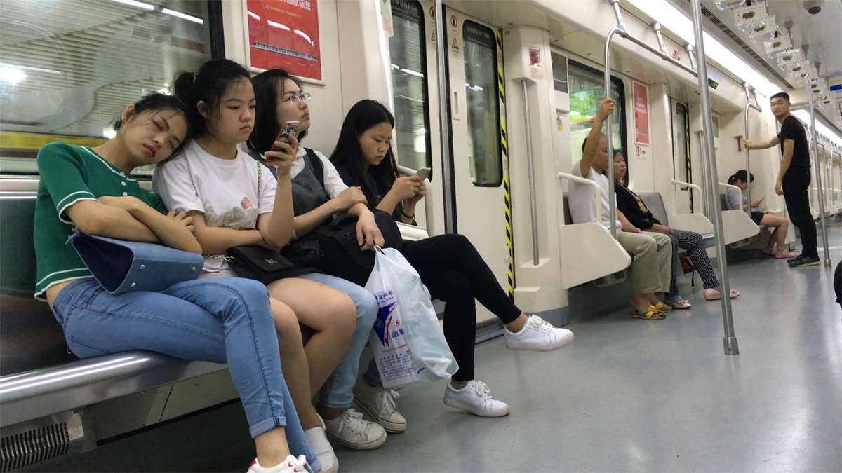 地铁拍摄四个妹子