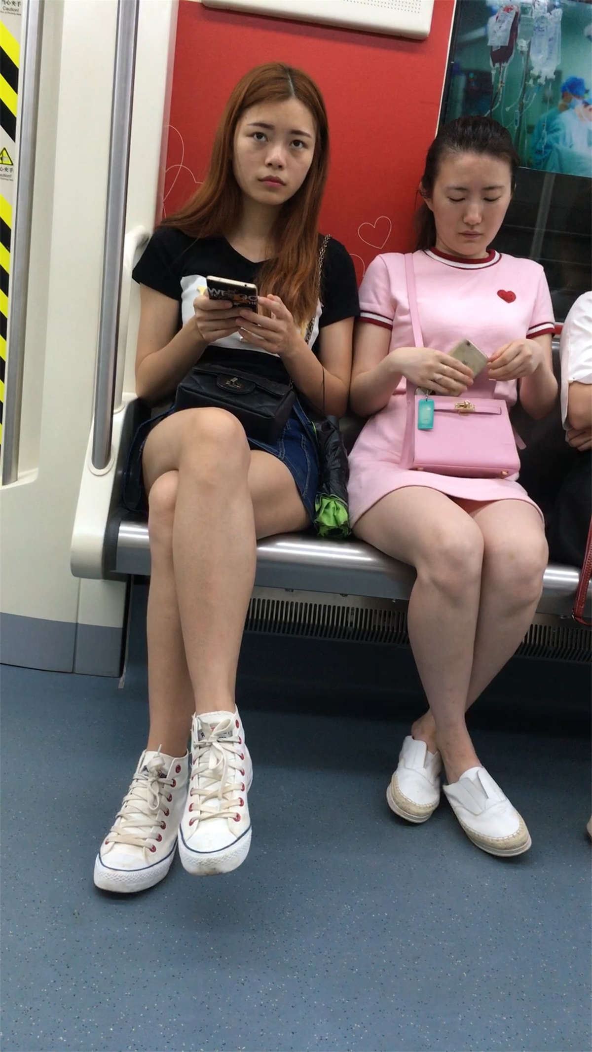 地铁拍摄两个白腿美眉