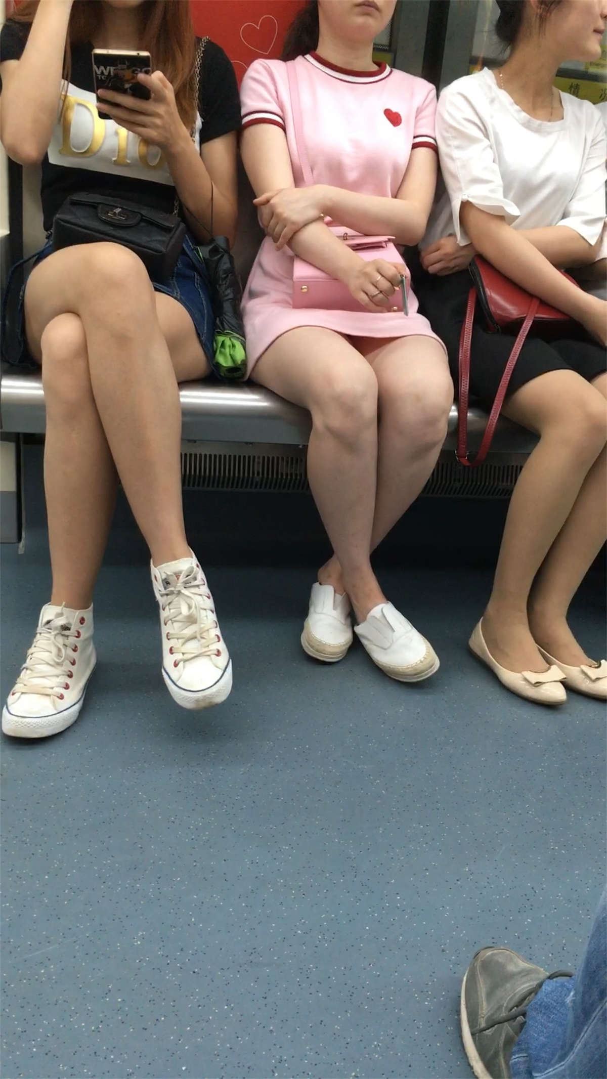 地铁拍摄两个白腿美眉