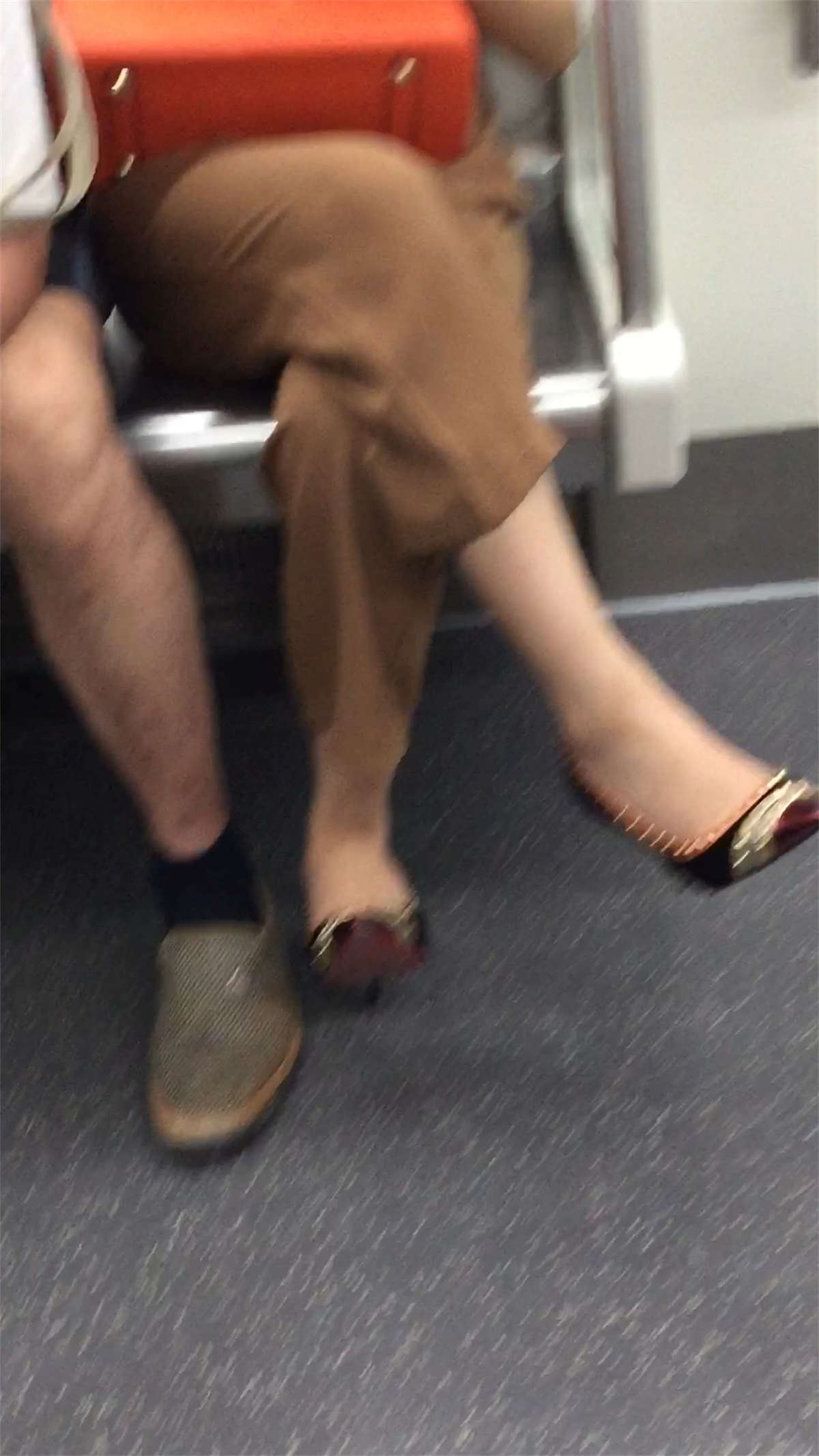 地铁上的高跟鞋靓妹