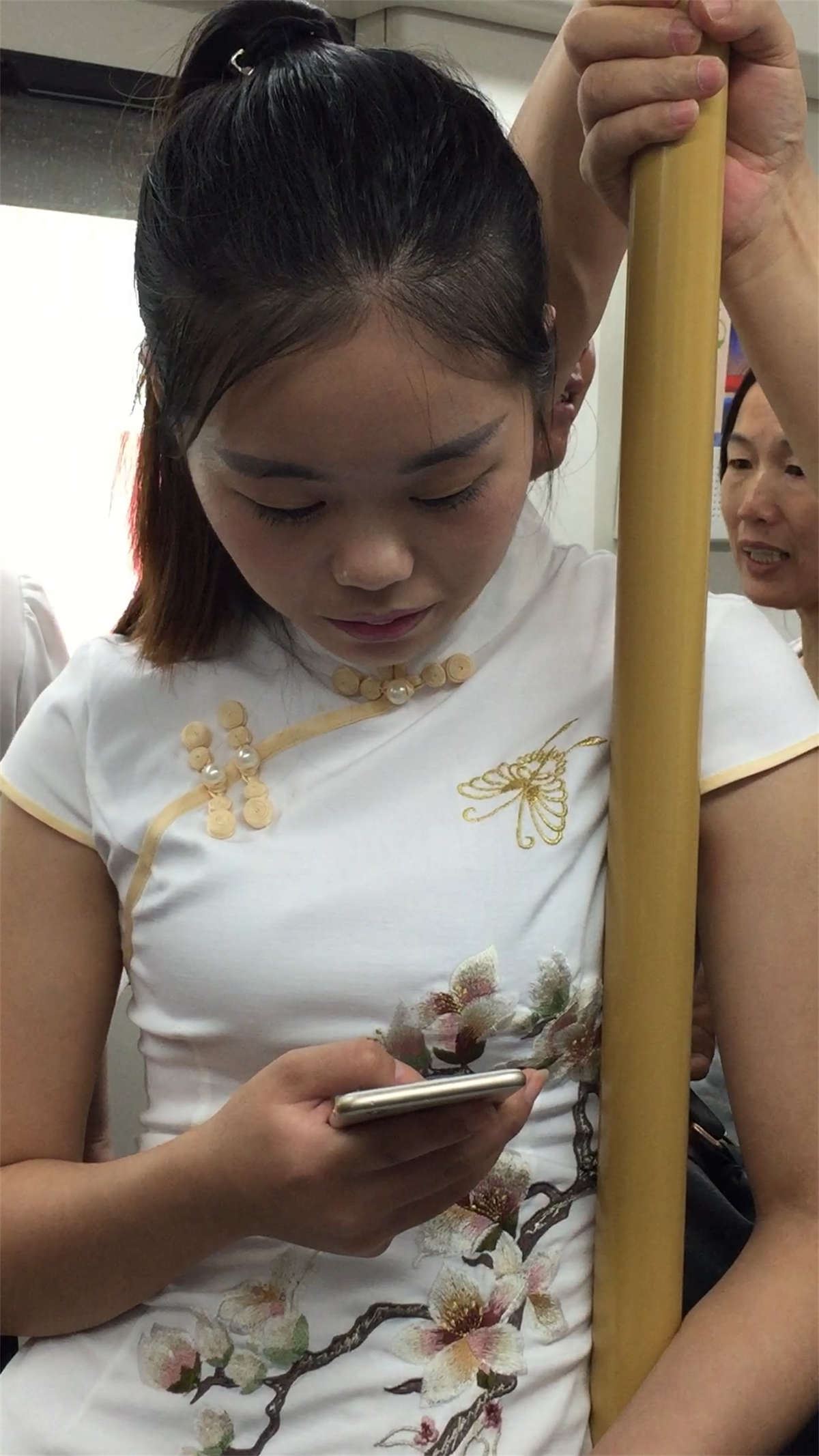 地铁上的旗袍肉丝袜美女