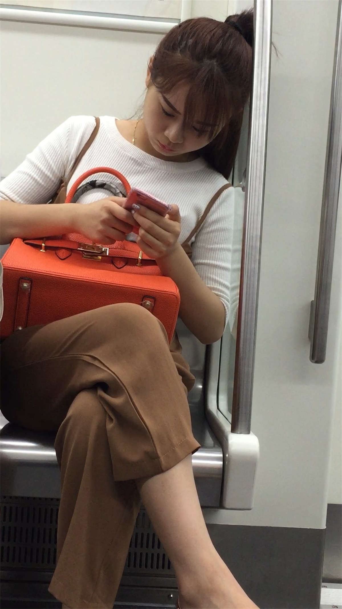 地铁上的高跟鞋靓妹
