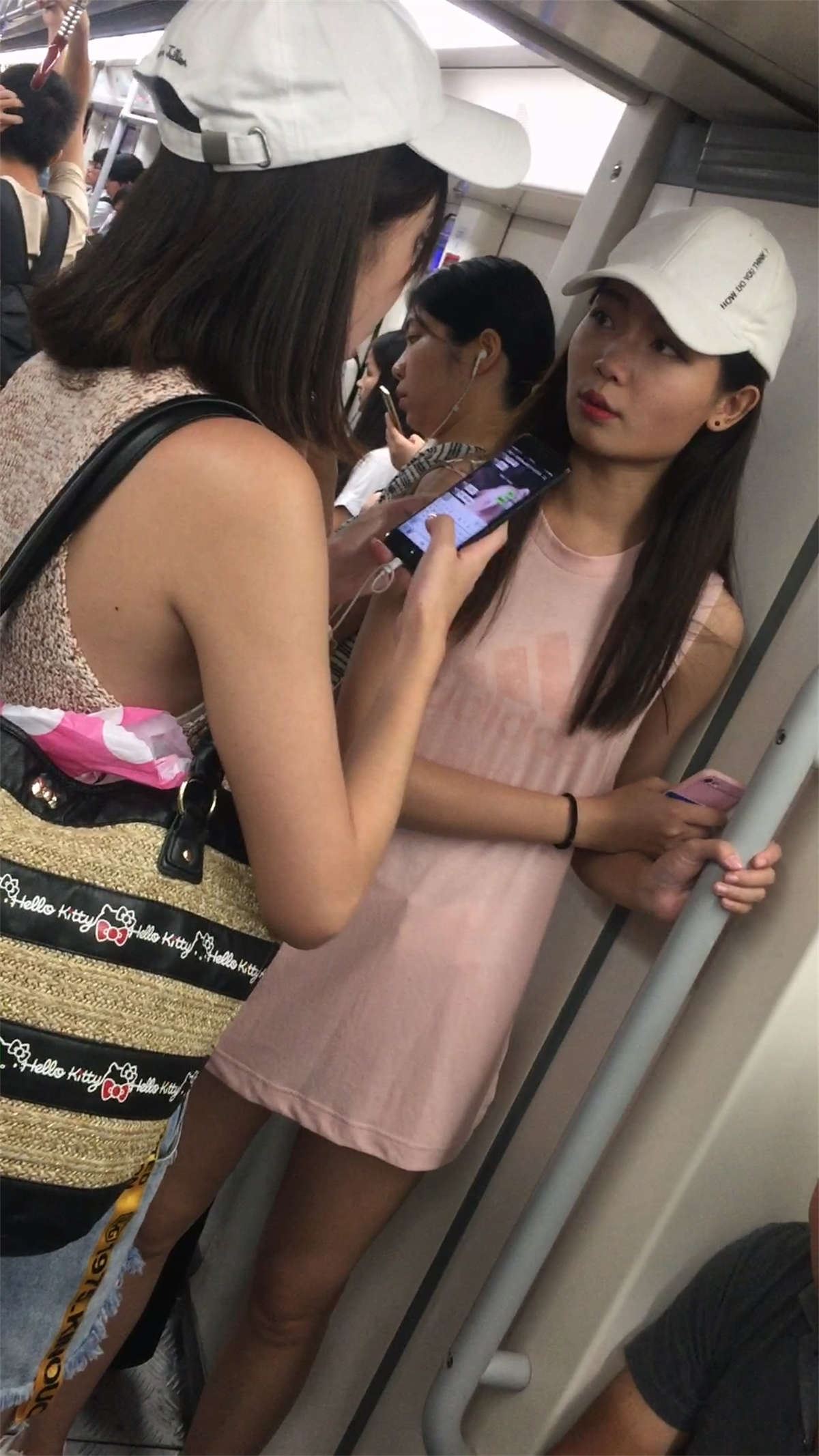 实拍地铁上撩妹最后要联系方式