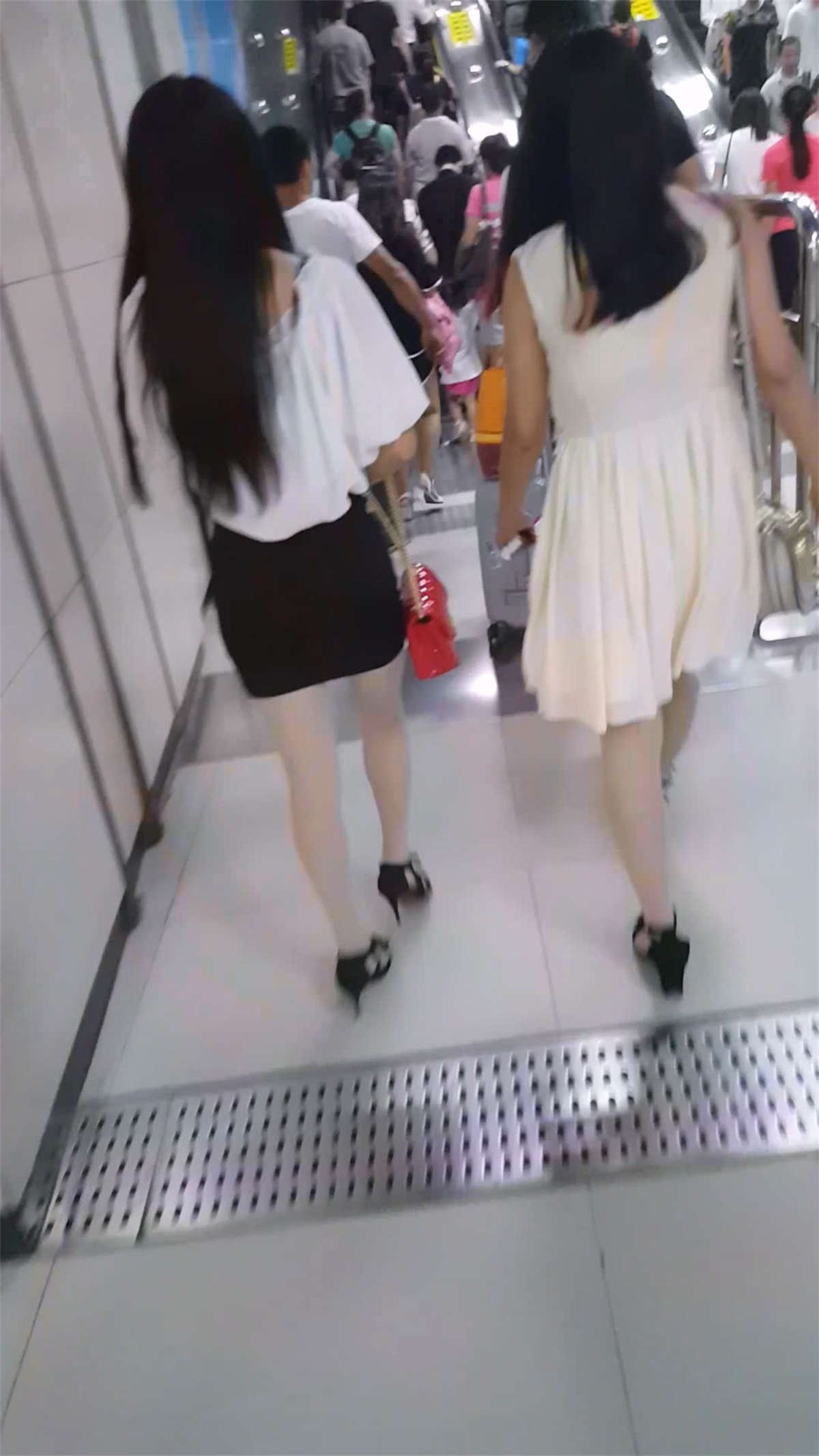 这个黑色短裙美女的臀部真实黄金比例 脚也很性感
