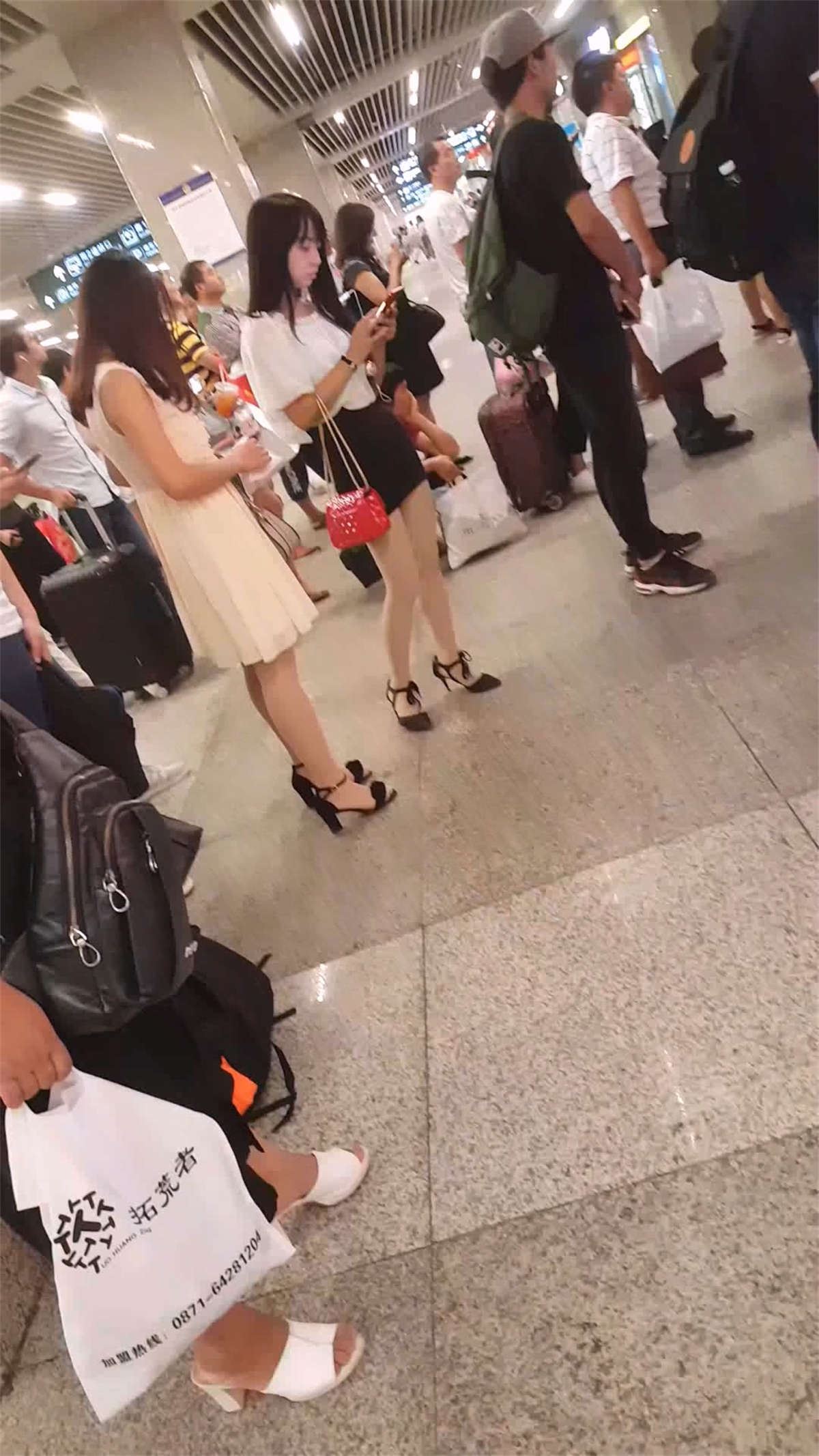 这个黑色短裙美女的臀部真实黄金比例 脚也很性感