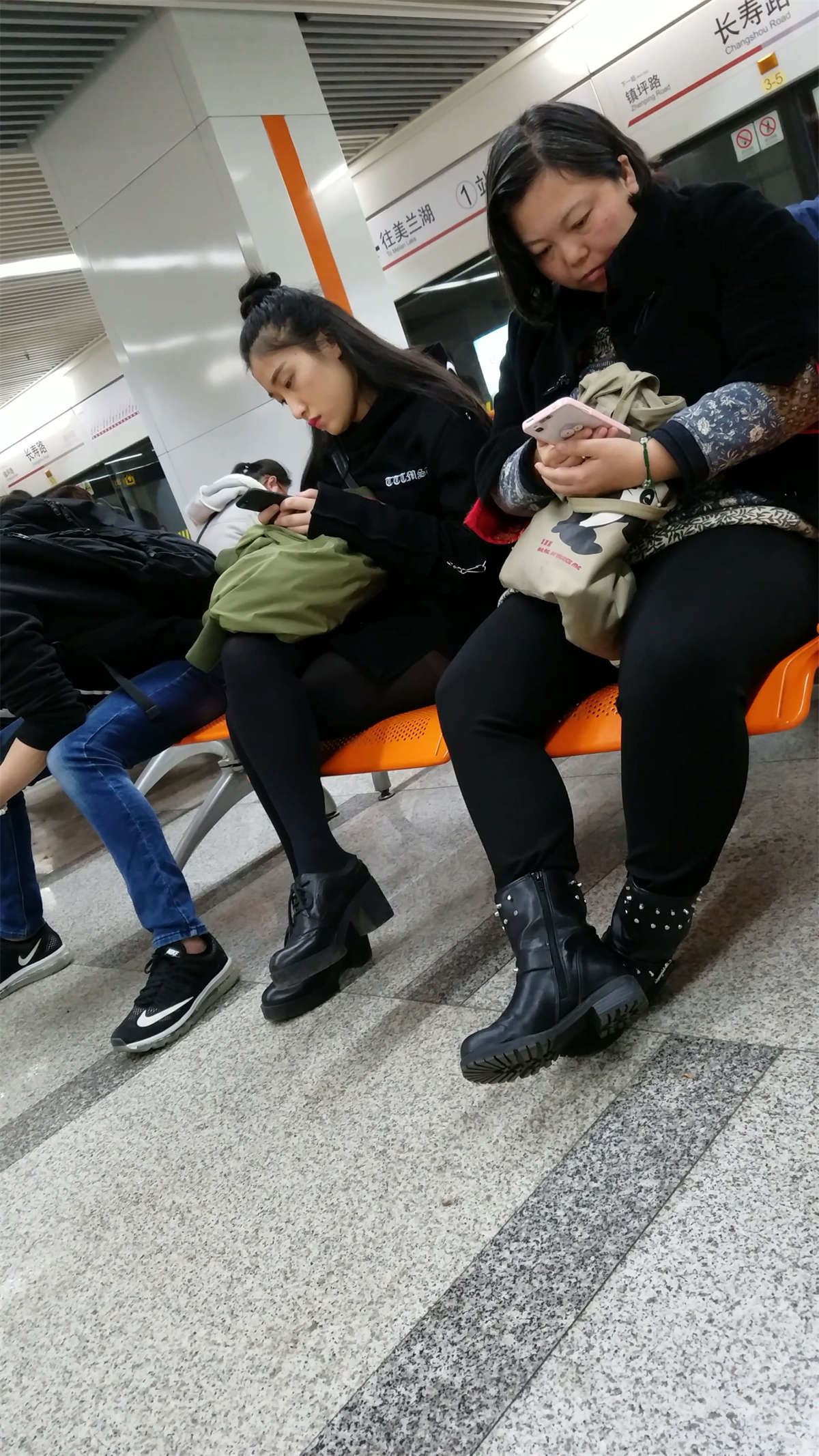 火车站候车的黑色丝袜短裙淡妆妹子