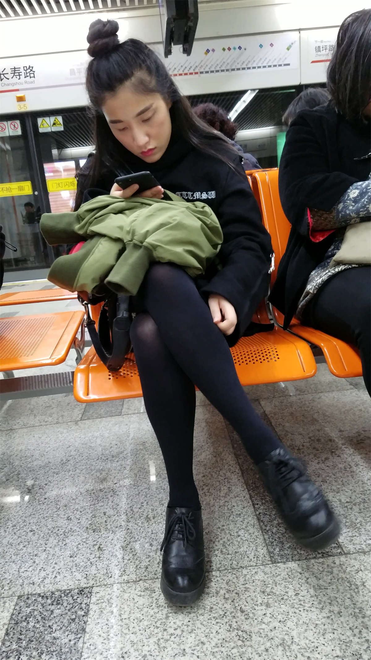 火车站候车的黑色丝袜短裙淡妆妹子