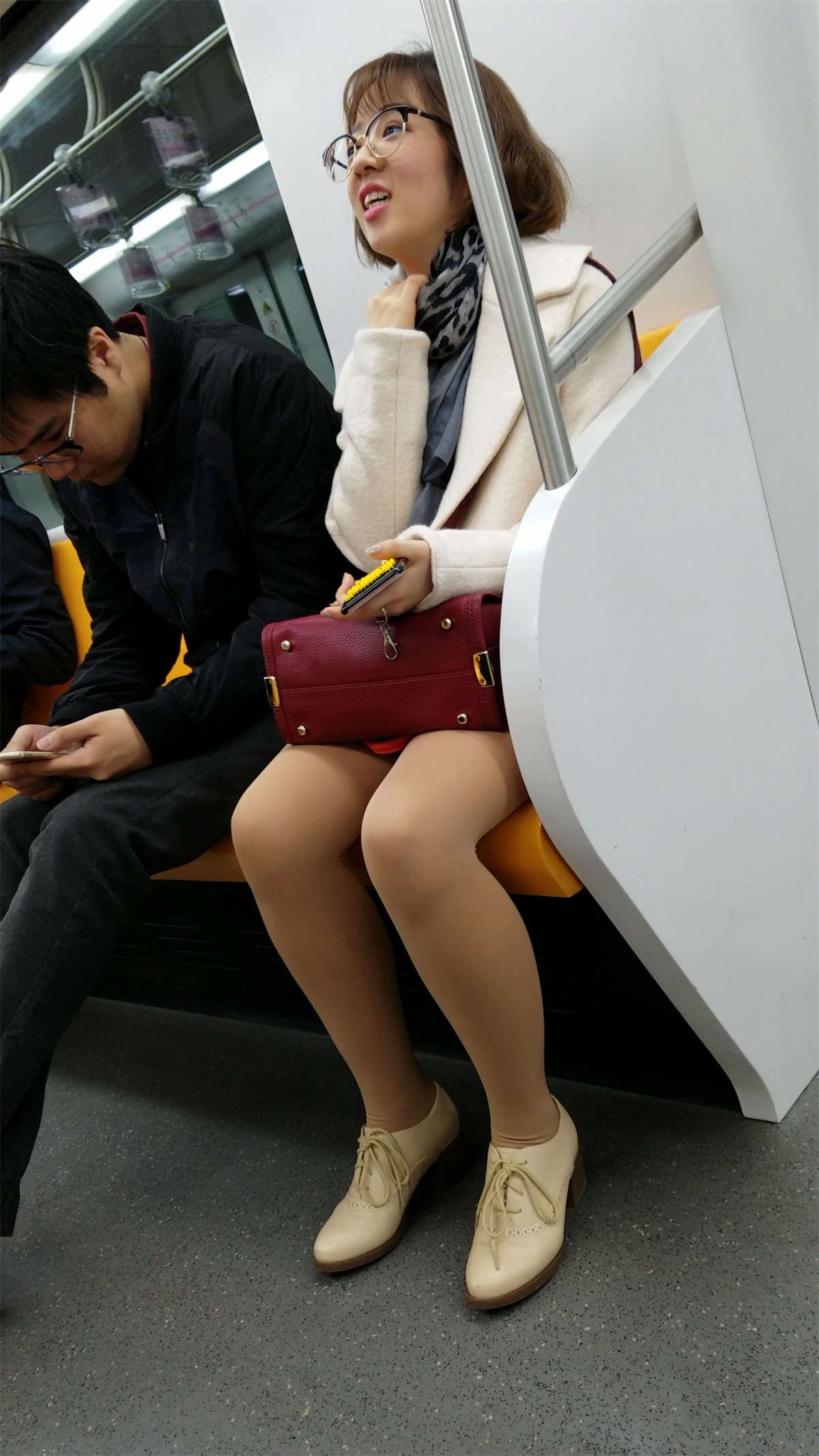 地铁拍摄肉色丝袜OL少妇