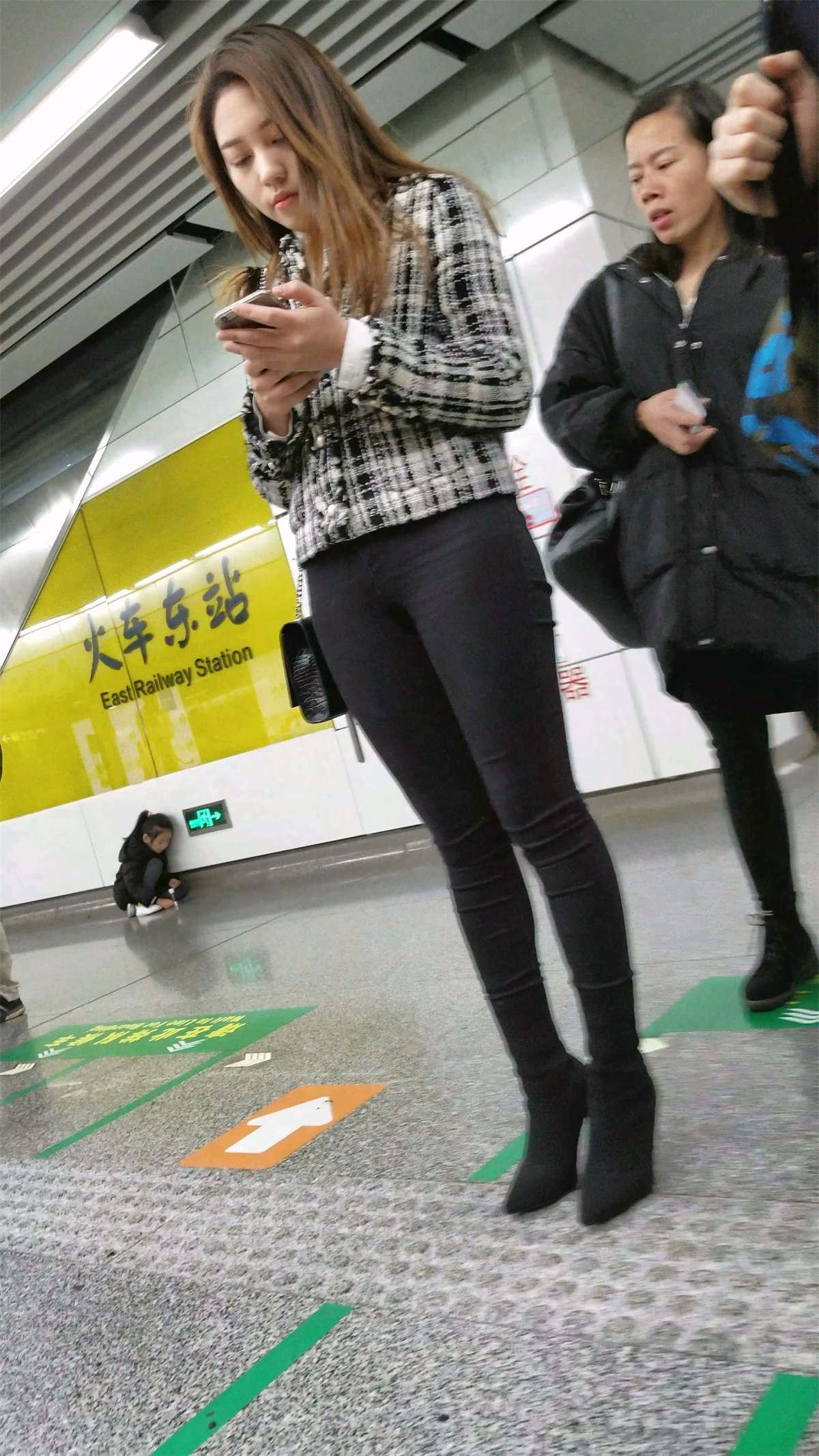 等地铁的黑色紧身裤超级小清新美女