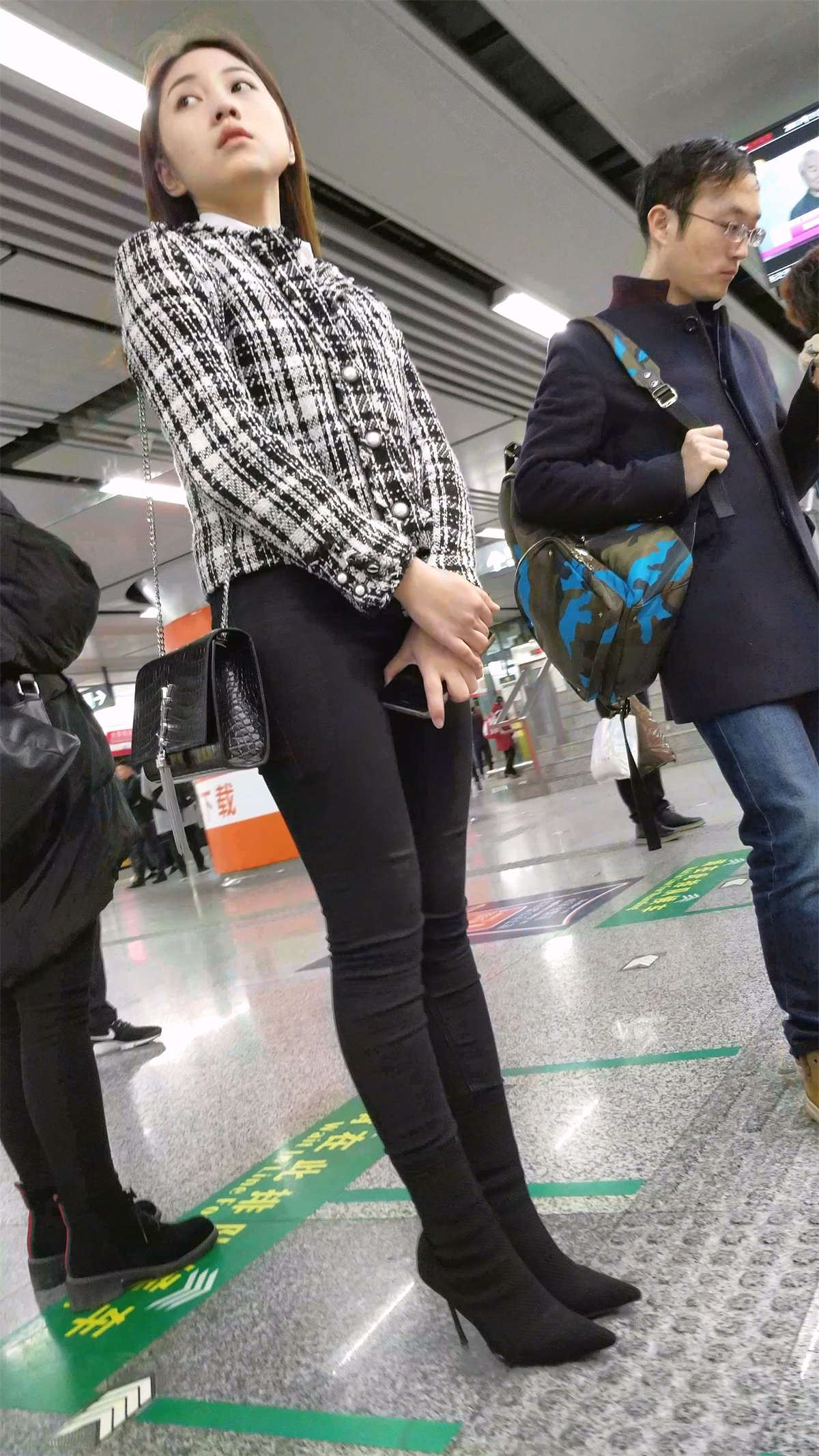 等地铁的黑色紧身裤超级小清新美女