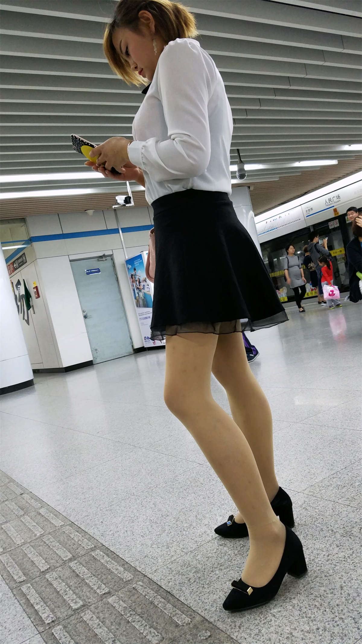白衬衫，丝袜姑娘