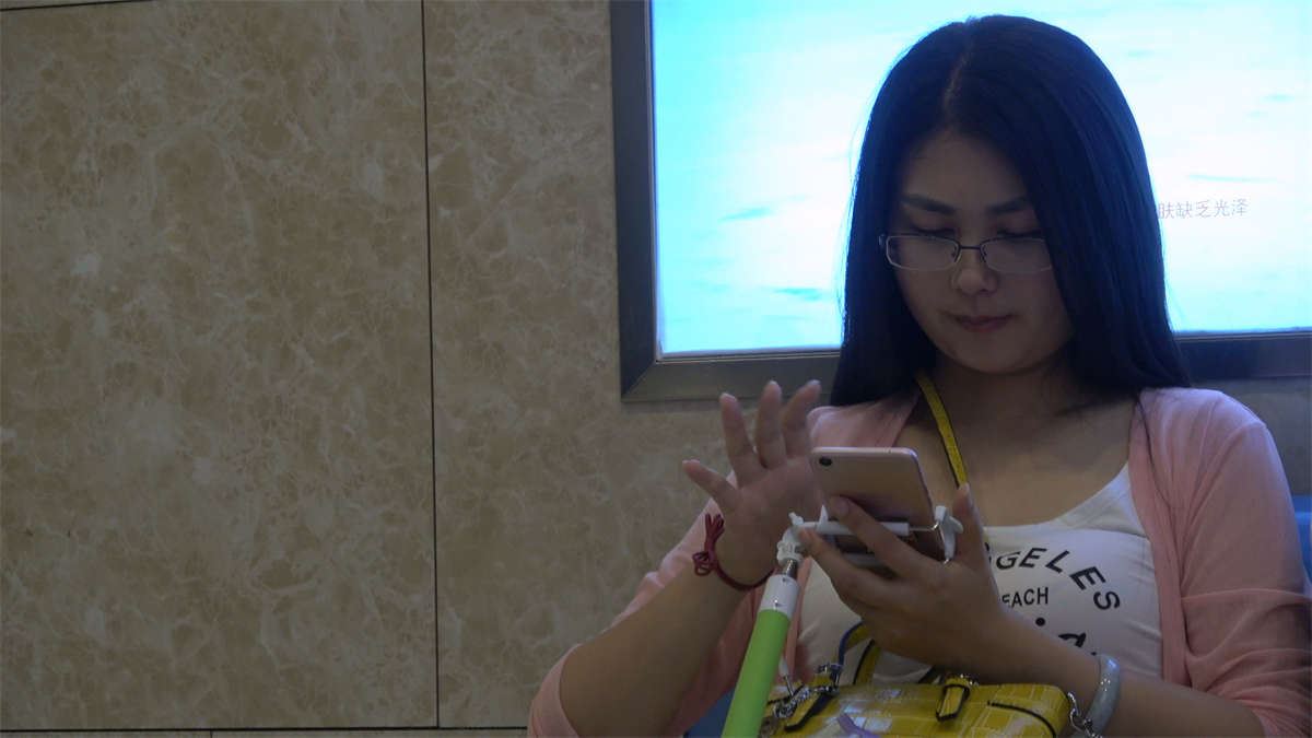 挑鞋子的极品眼镜丝袜脚靓女