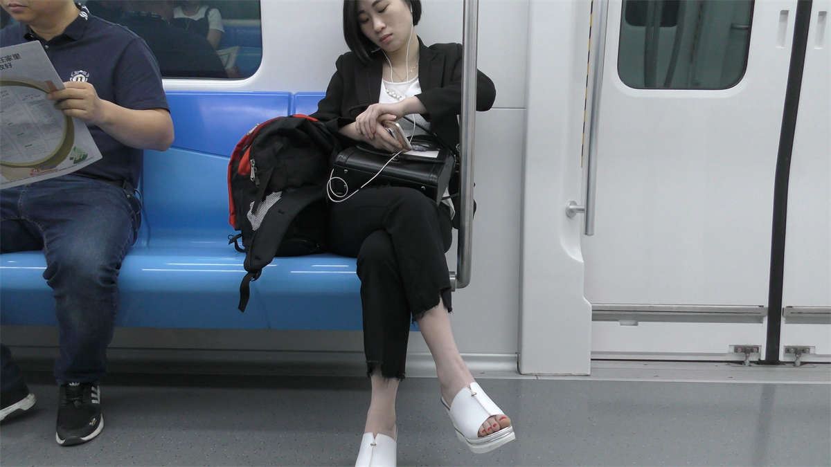 地铁车厢特写白色坡高跟美女