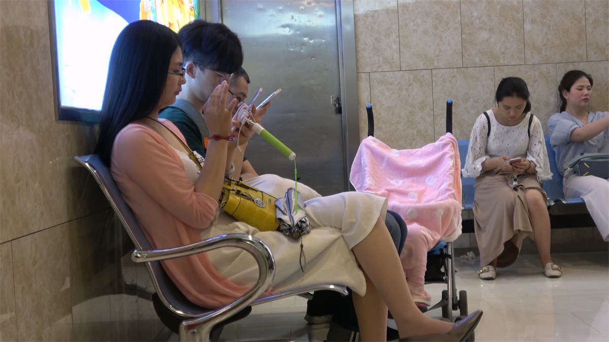 挑鞋子的极品眼镜丝袜脚靓女