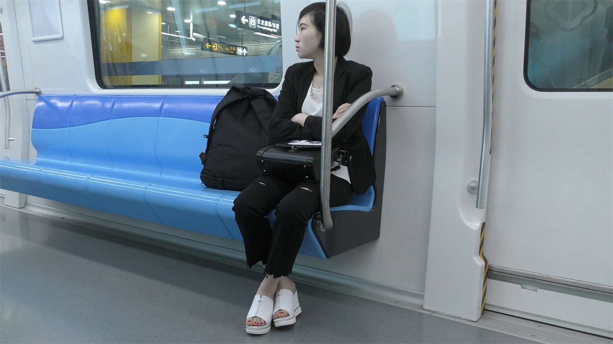 地铁车厢特写白色坡高跟美女