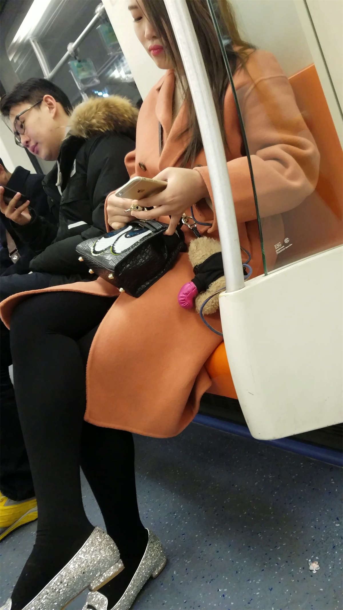 地铁拍摄风衣黑色丝袜OL少妇