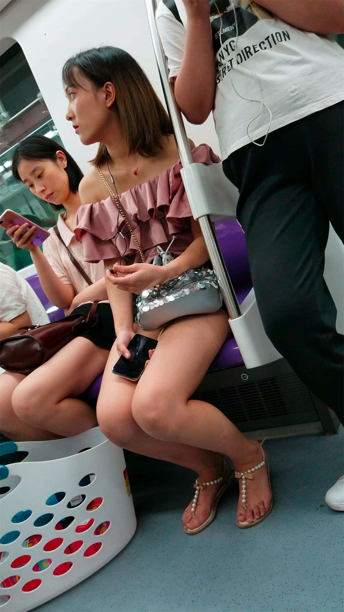 地铁上的美腿凉鞋气质小姐姐