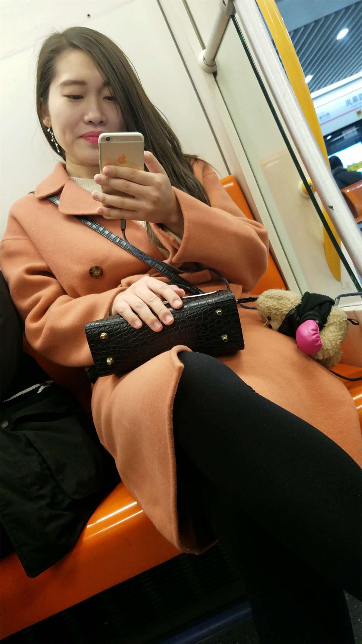 地铁拍摄风衣黑色丝袜OL少妇