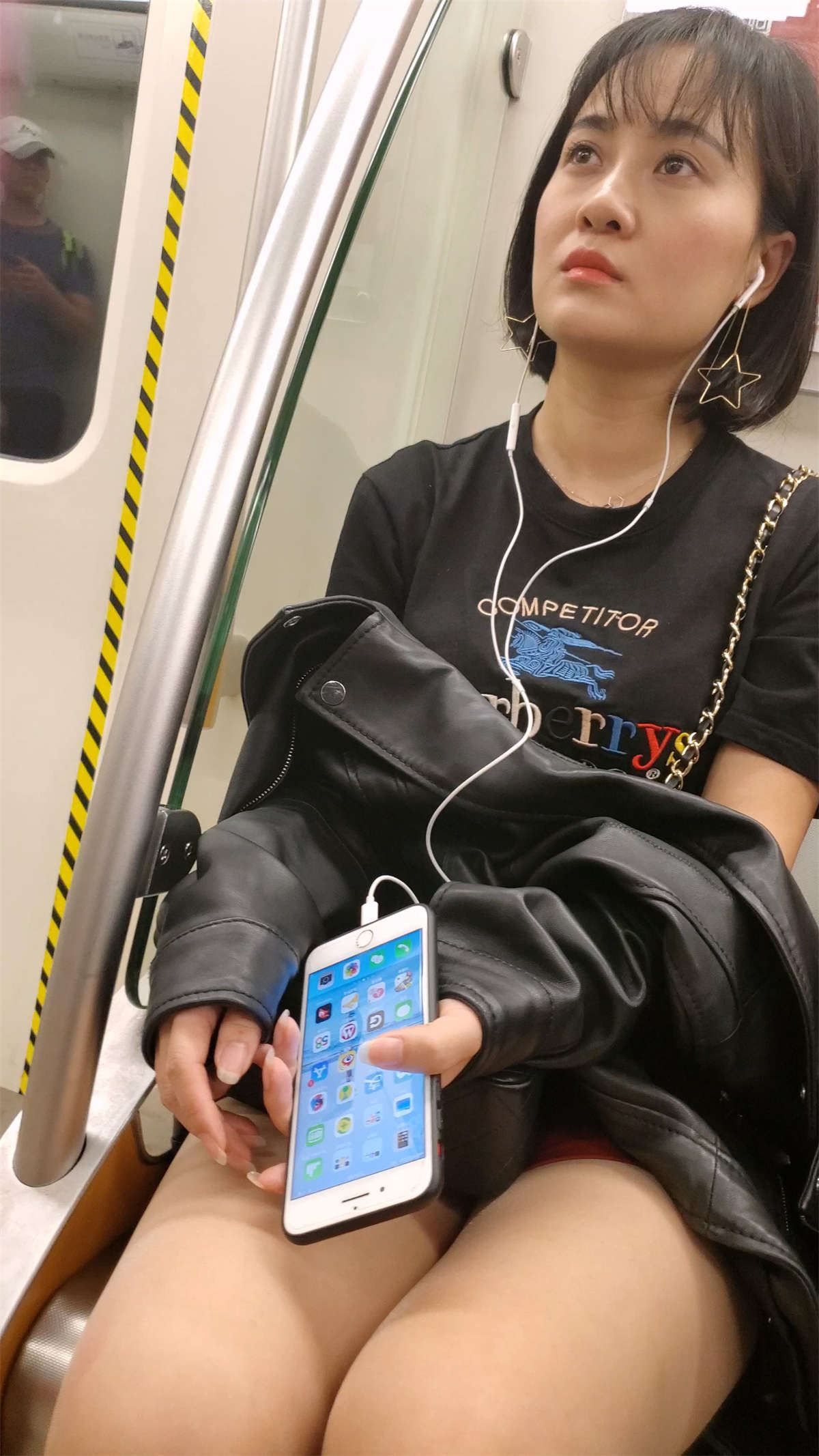 地铁上的美腿丝袜高跟妹子