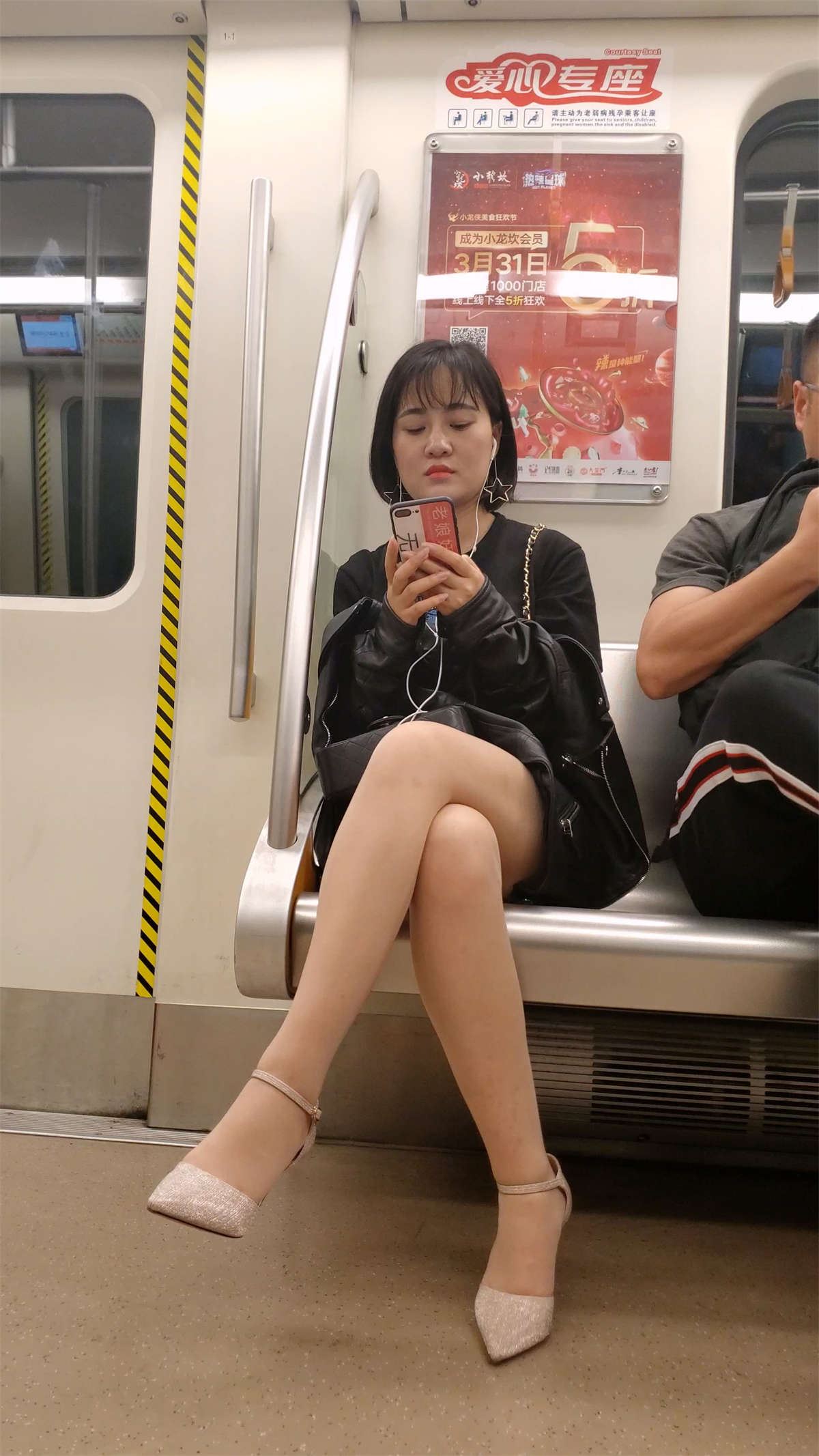 地铁上的美腿丝袜高跟妹子