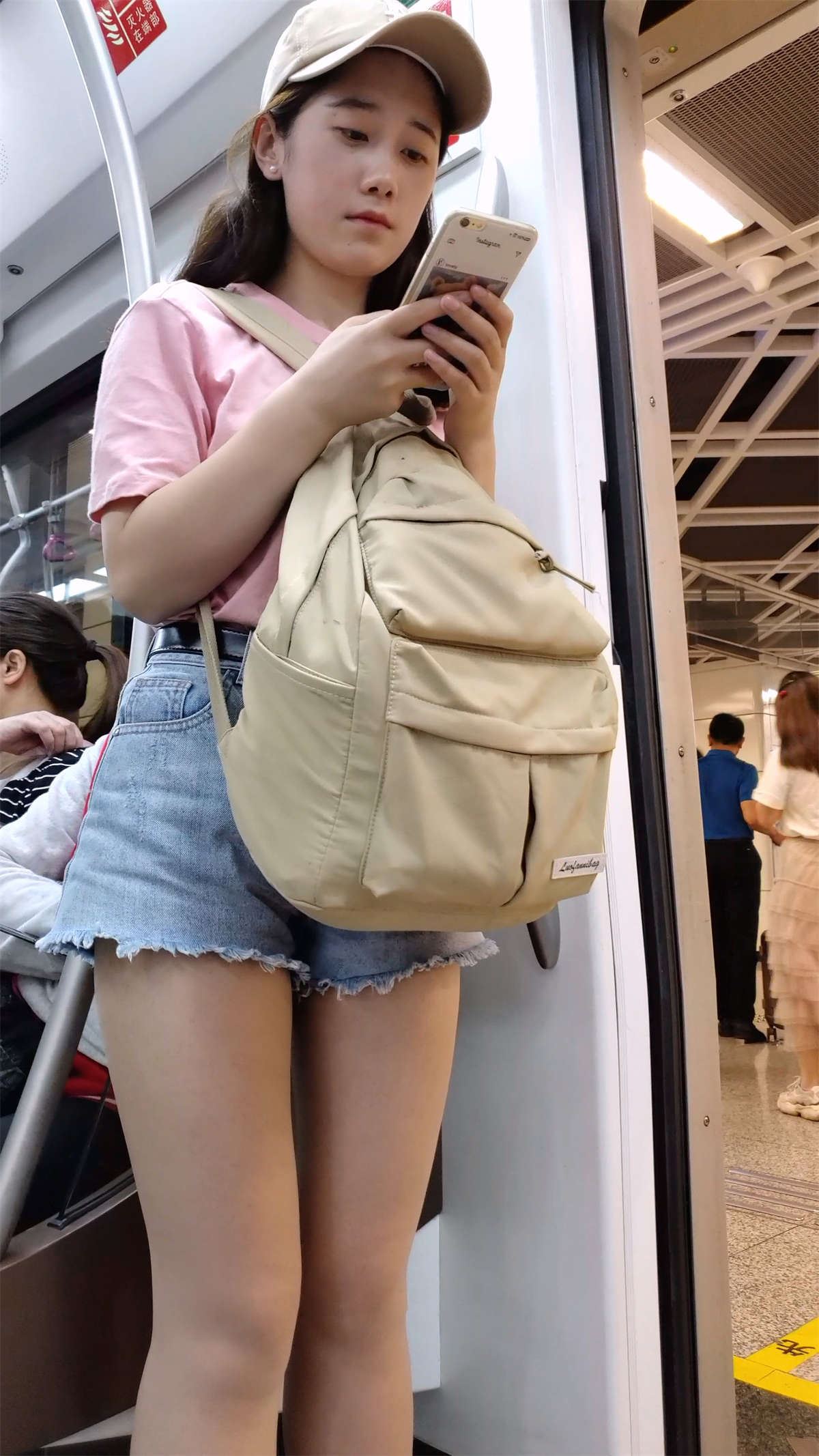 粉色T恤鸭舌帽牛仔短裤小姐姐
