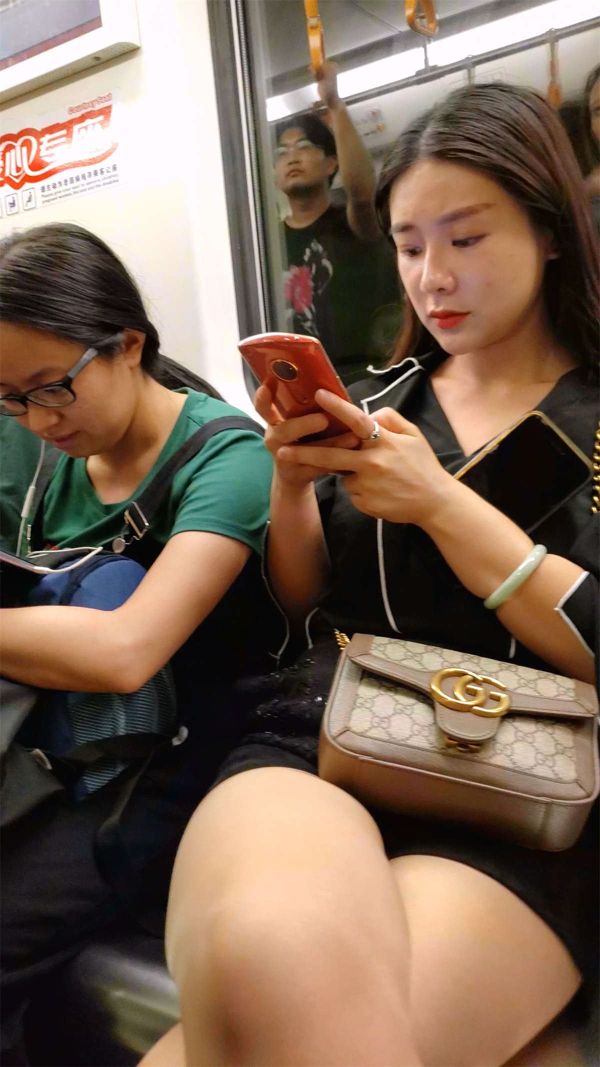 地铁上的丝袜美腿