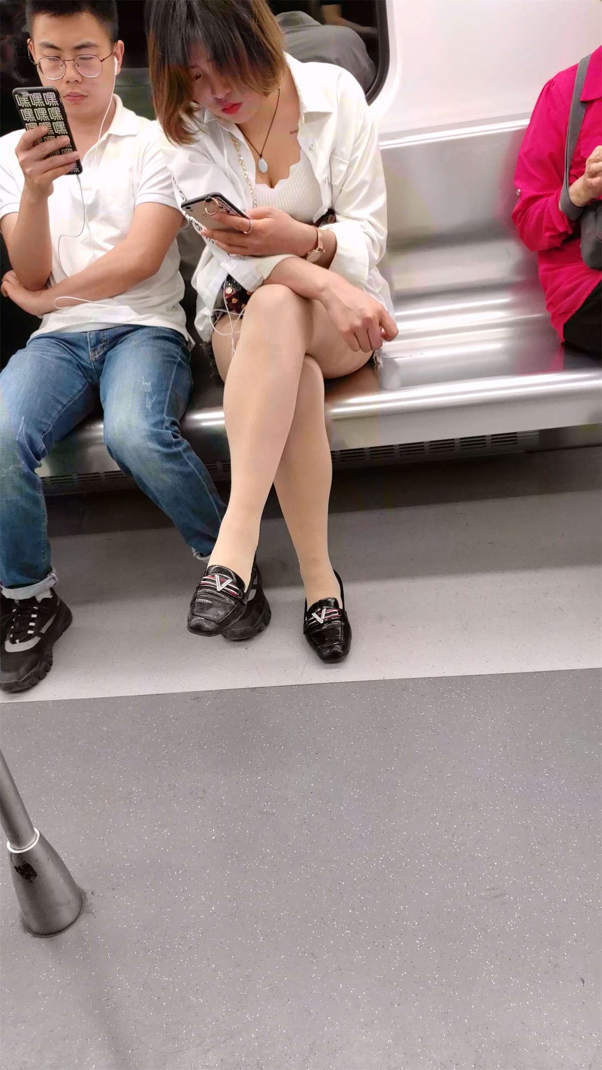 地铁上的丝袜美腿姑娘