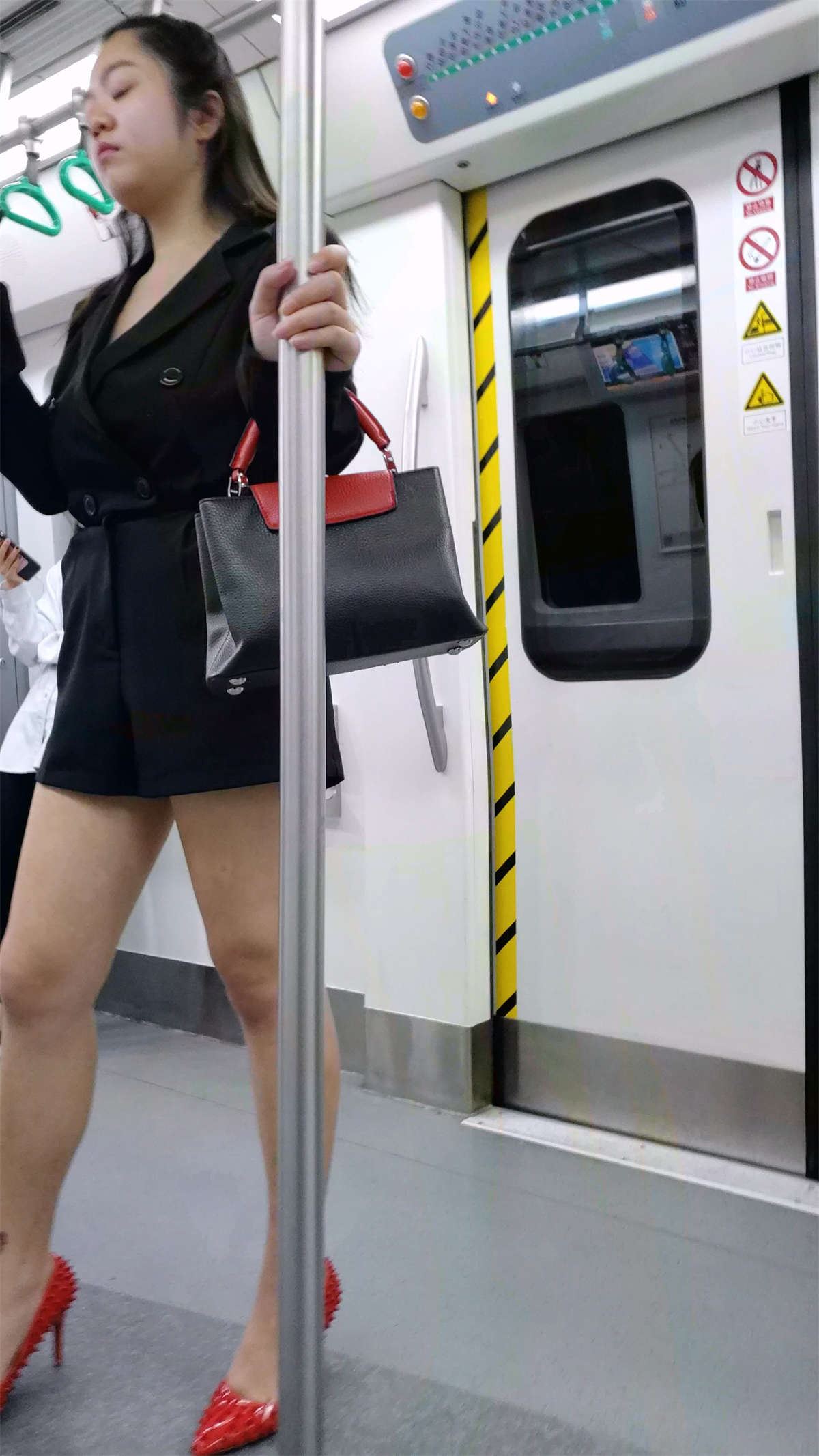 地铁上的妹子