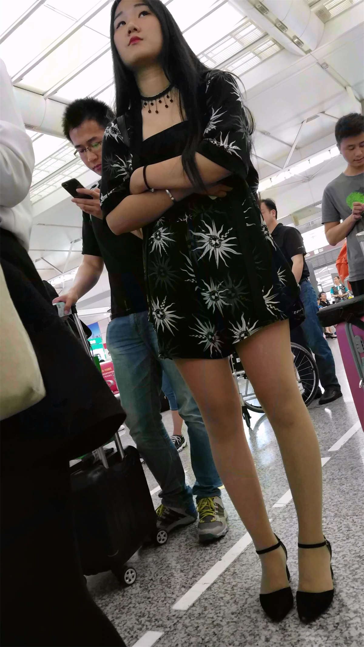 排队的黑色高跟肉色丝袜极品美腿宽松短裤美