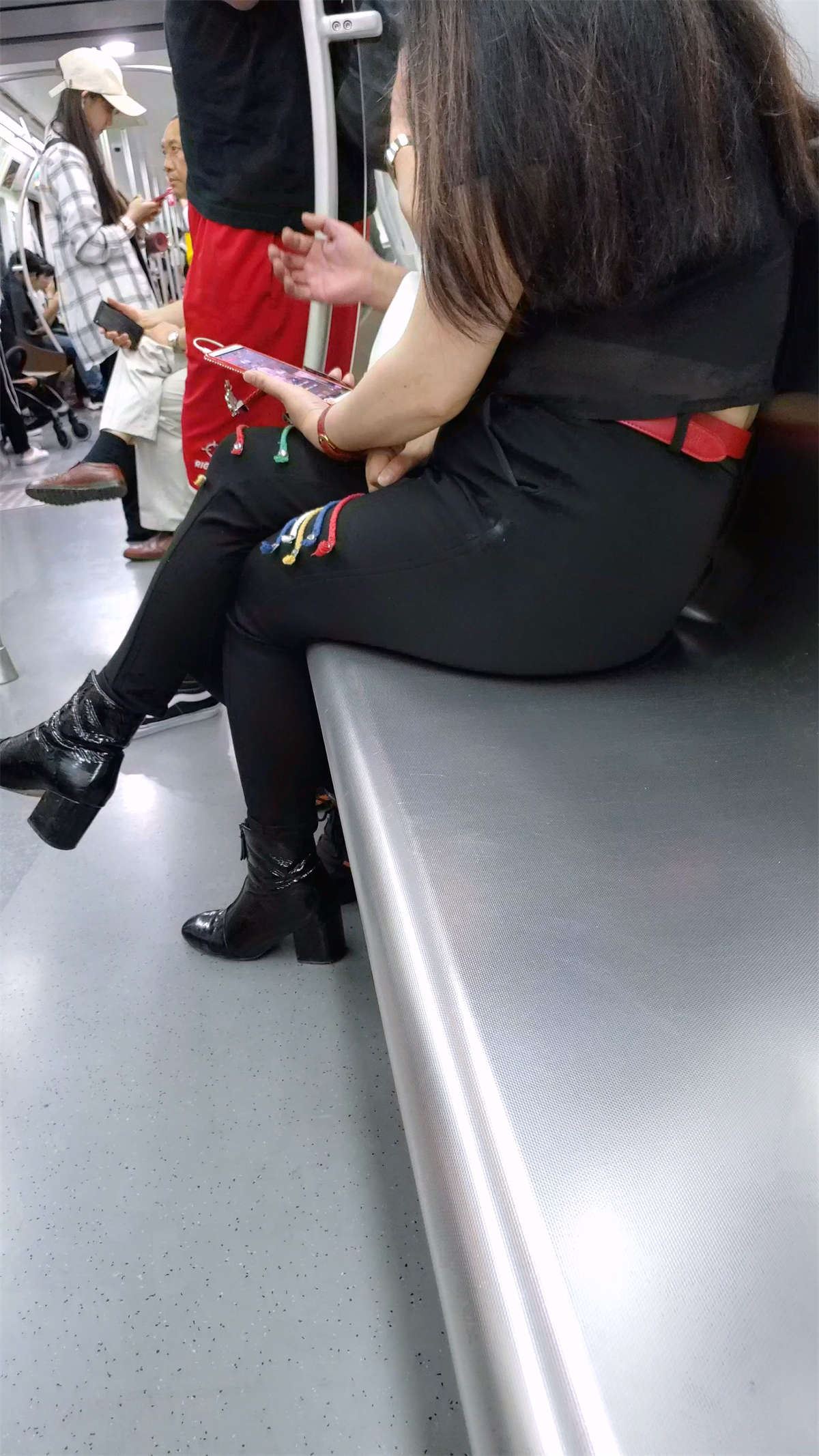 地铁里面的高跟美脚