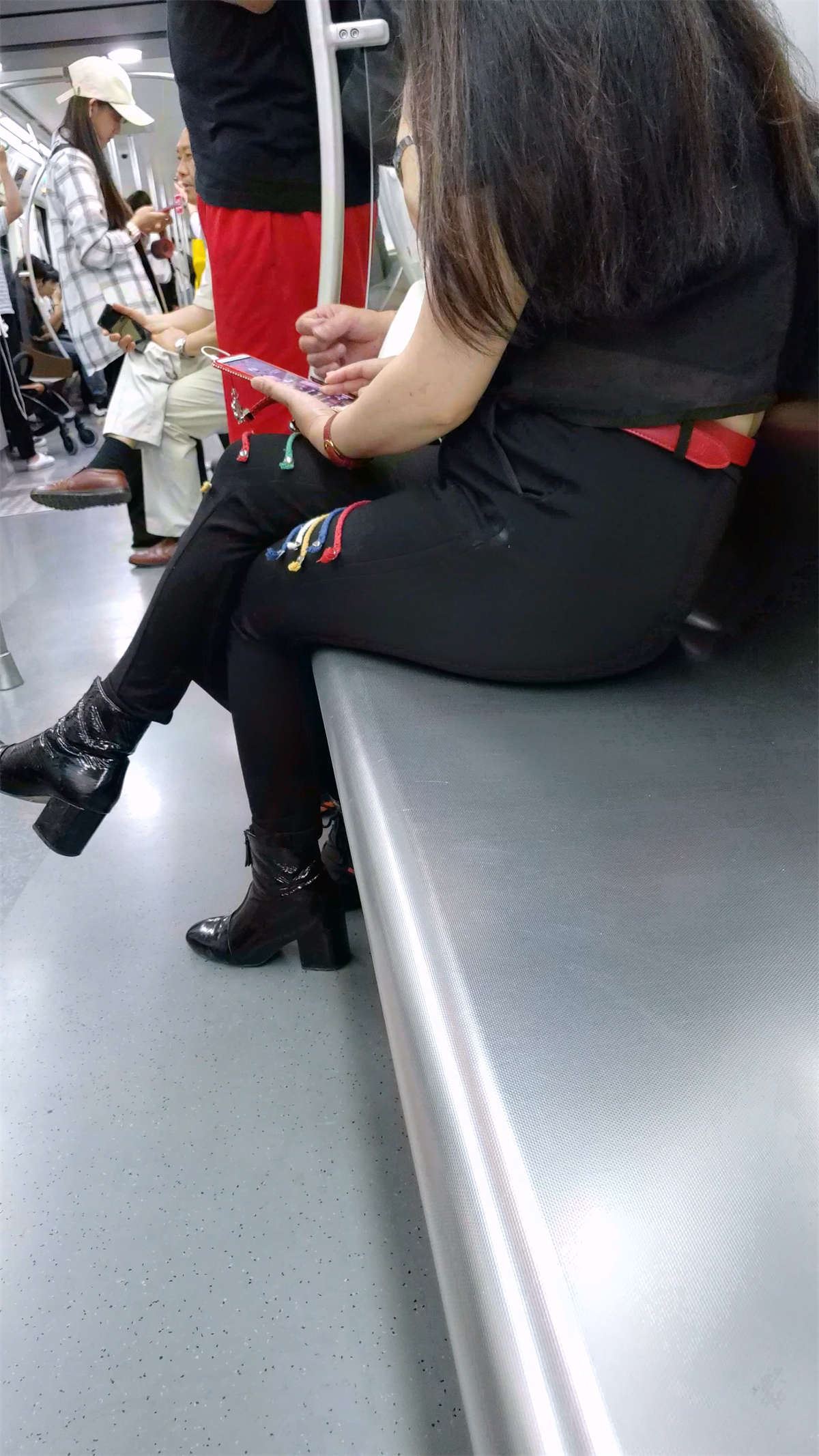地铁里面的高跟美脚