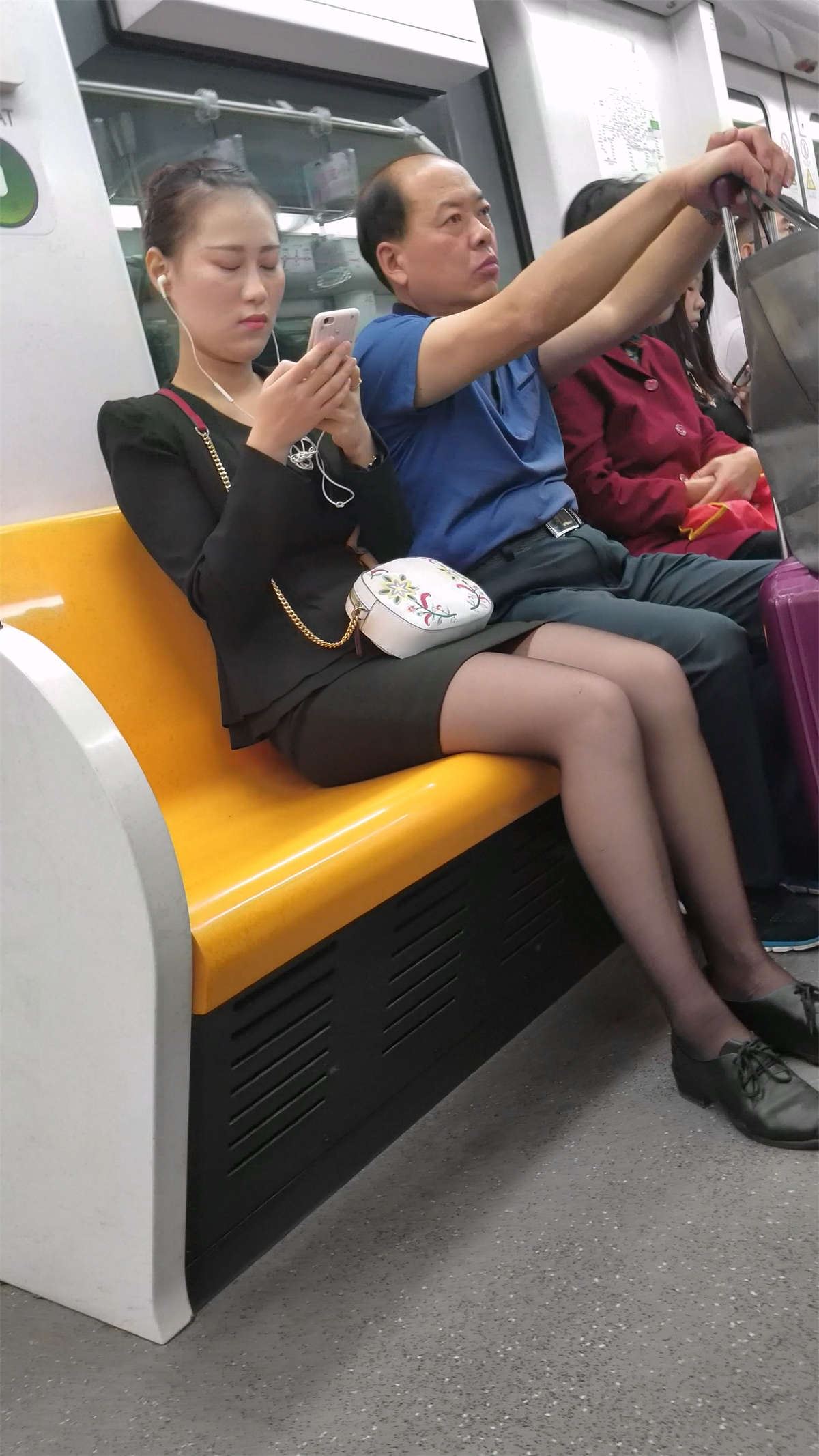 黑色制服紧身包臀短裙黑色丝袜OL美少妇