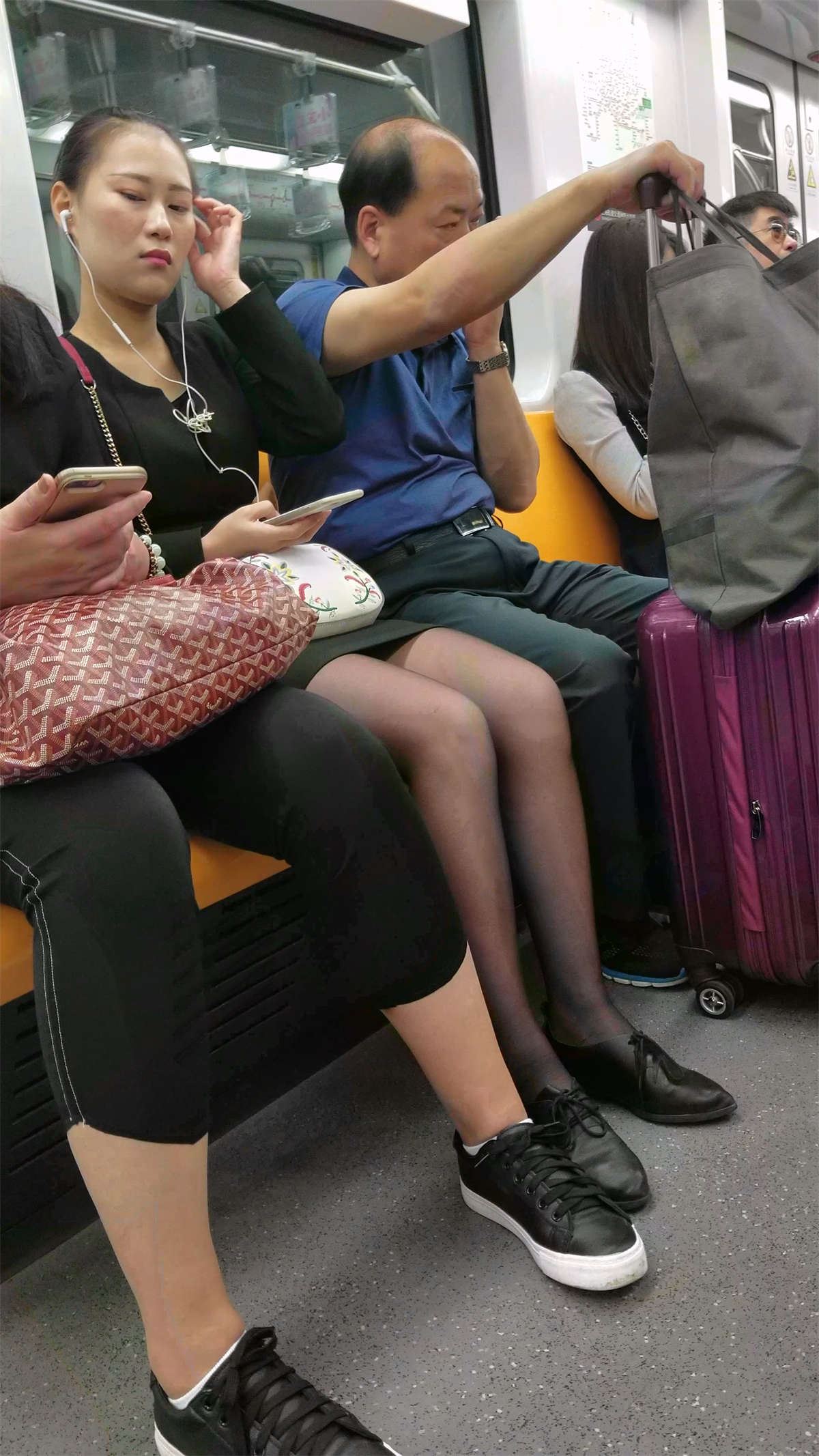 黑色制服紧身包臀短裙黑色丝袜OL美少妇