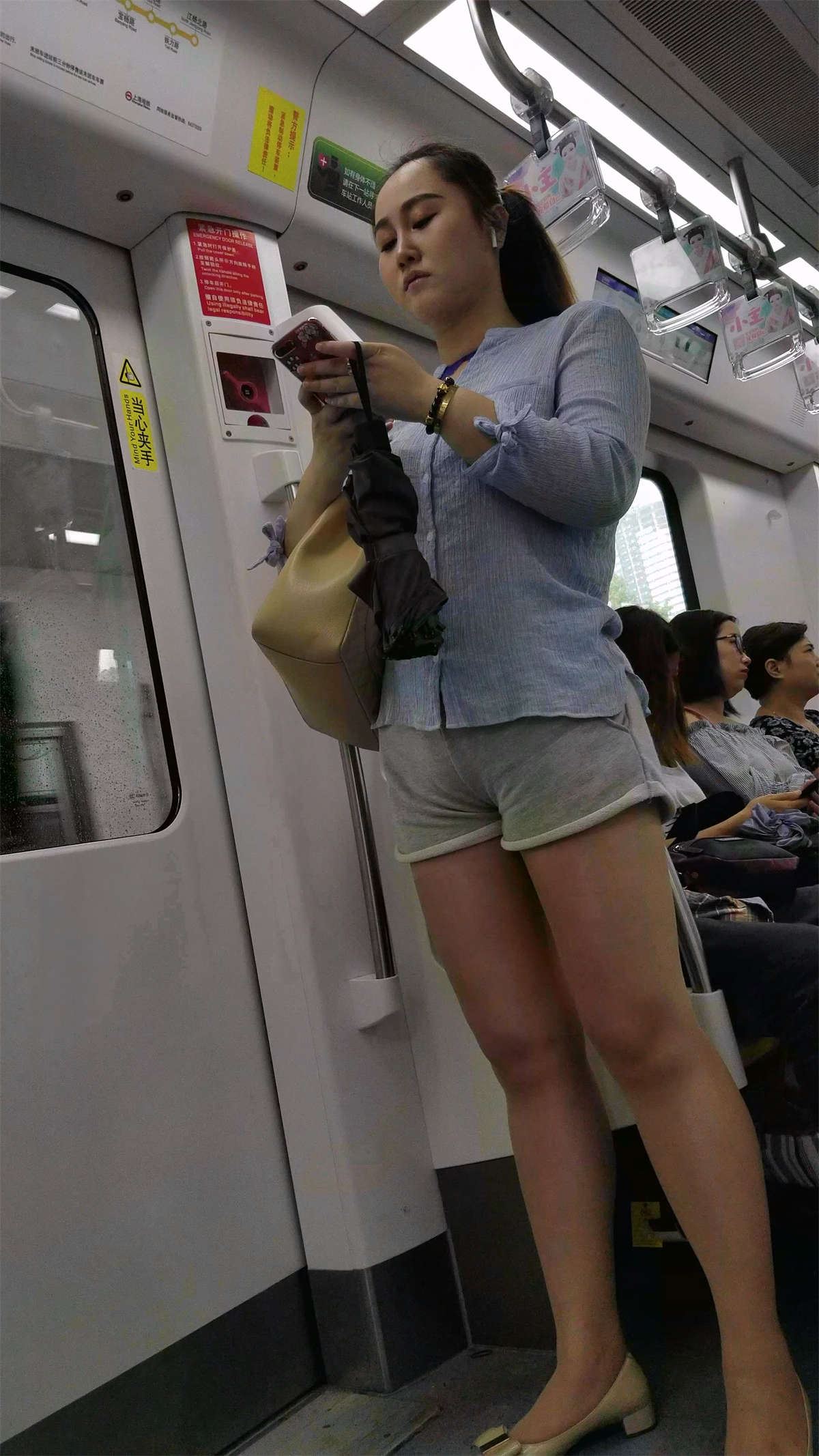 丰满的衬衫灰色热裤美眉