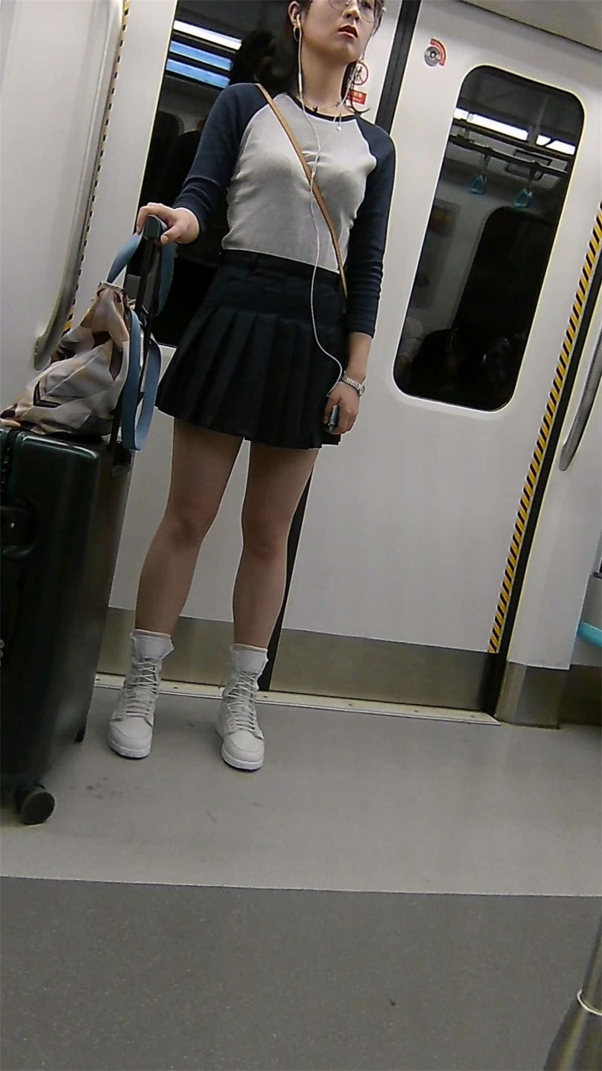 城铁上的眼镜美眉