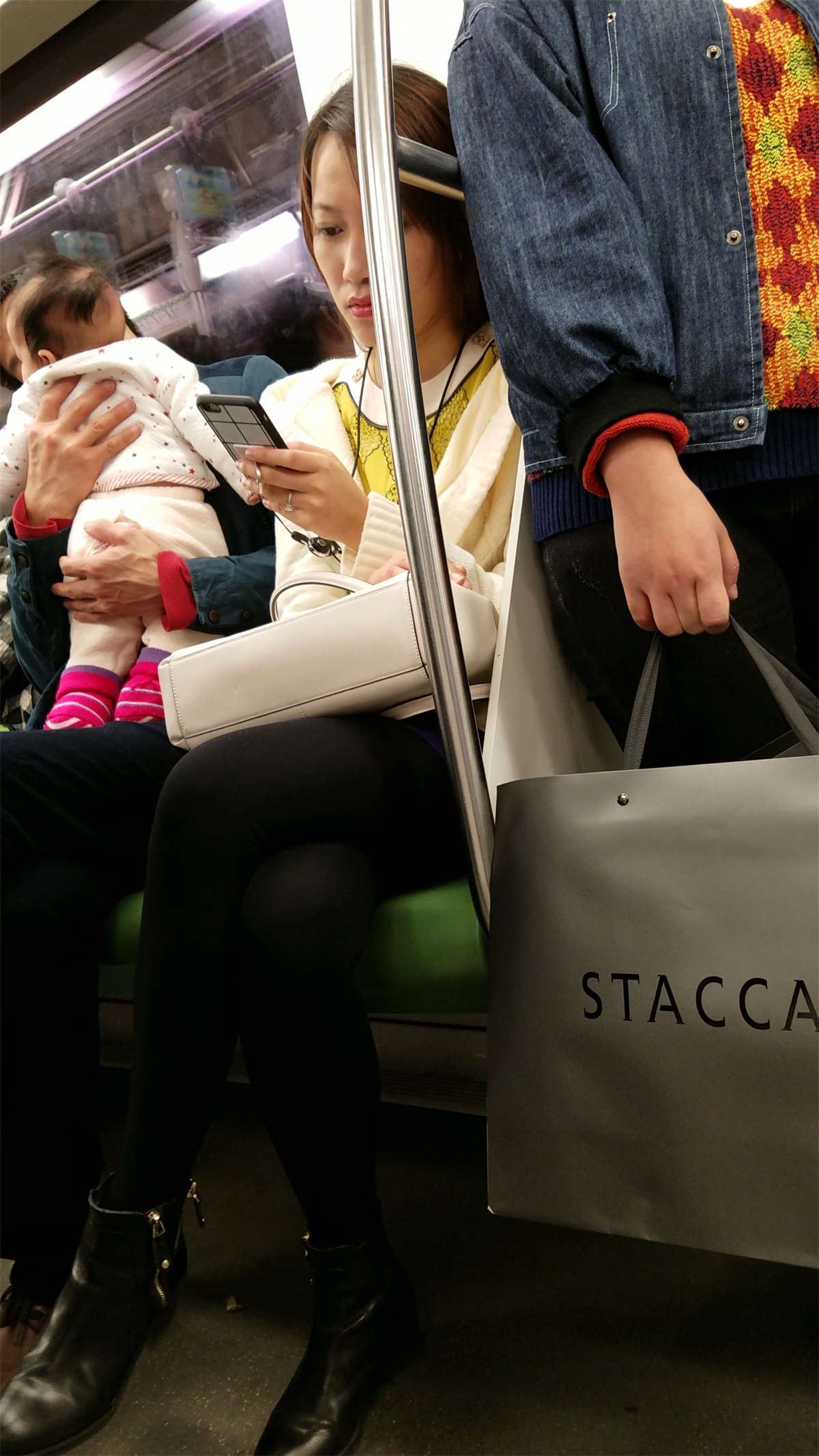 地铁拍摄黑色丝袜漂亮美少妇