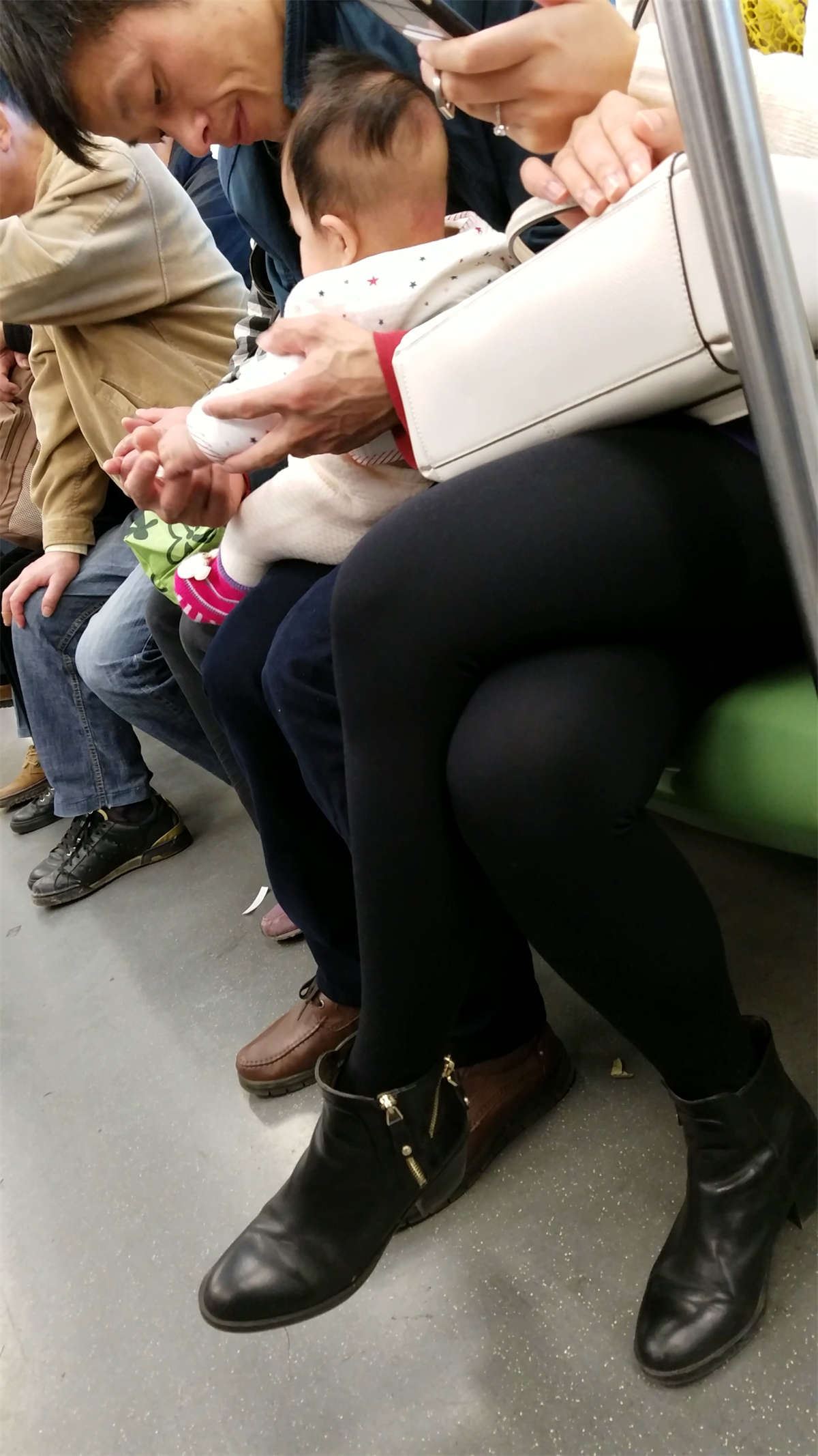 地铁拍摄黑色丝袜漂亮美少妇